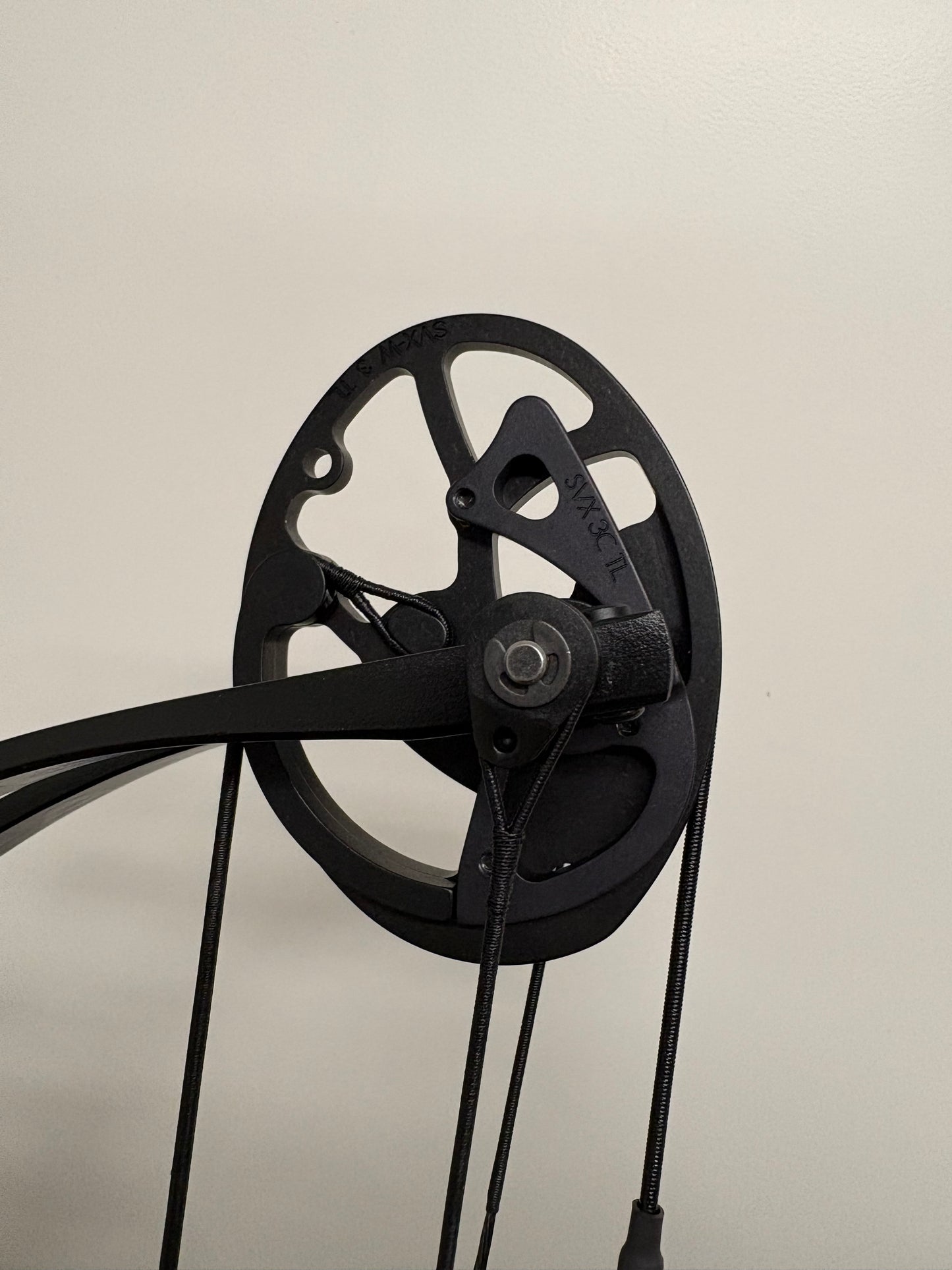 Hoyt Stratos 40 Compound Bow LH Tombstone SVX #3 50-60 lbs - Show Model