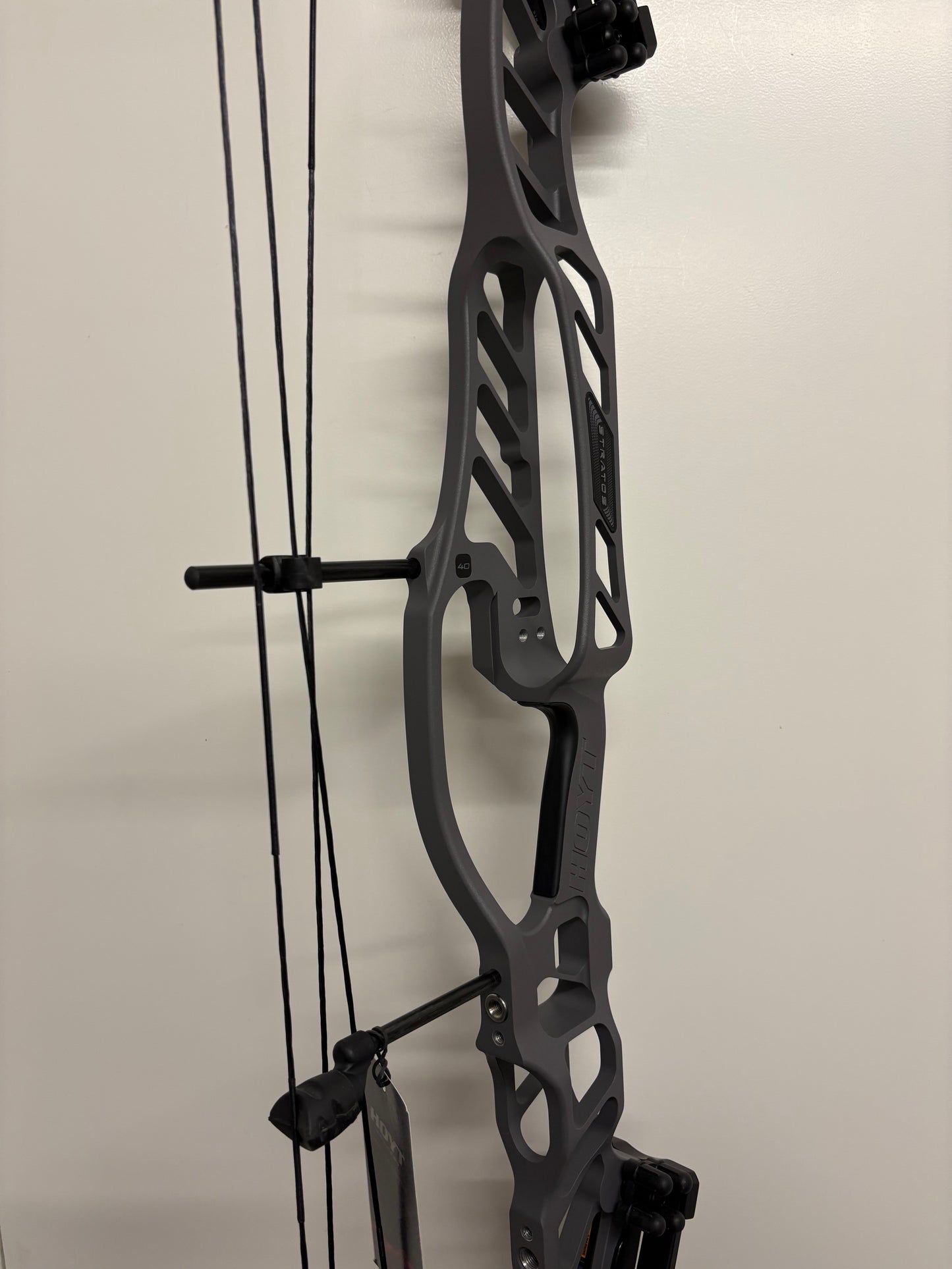 Hoyt Stratos 40 Compound Bow LH Tombstone SVX #3 50-60 lbs - Show Model