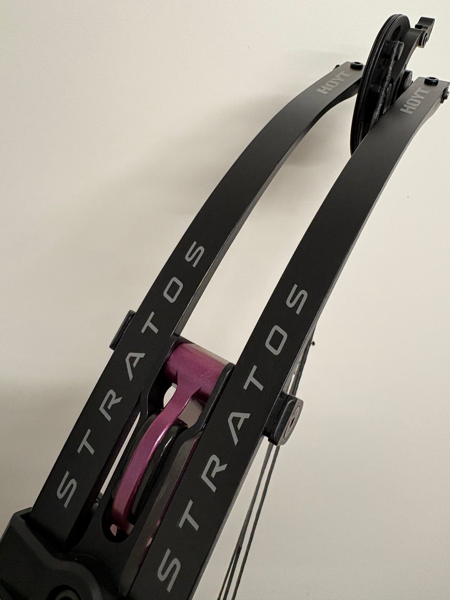 Hoyt Stratos 40 Compound Bow LH Stardust Purple HBT #1 50-60 lbs - NEW