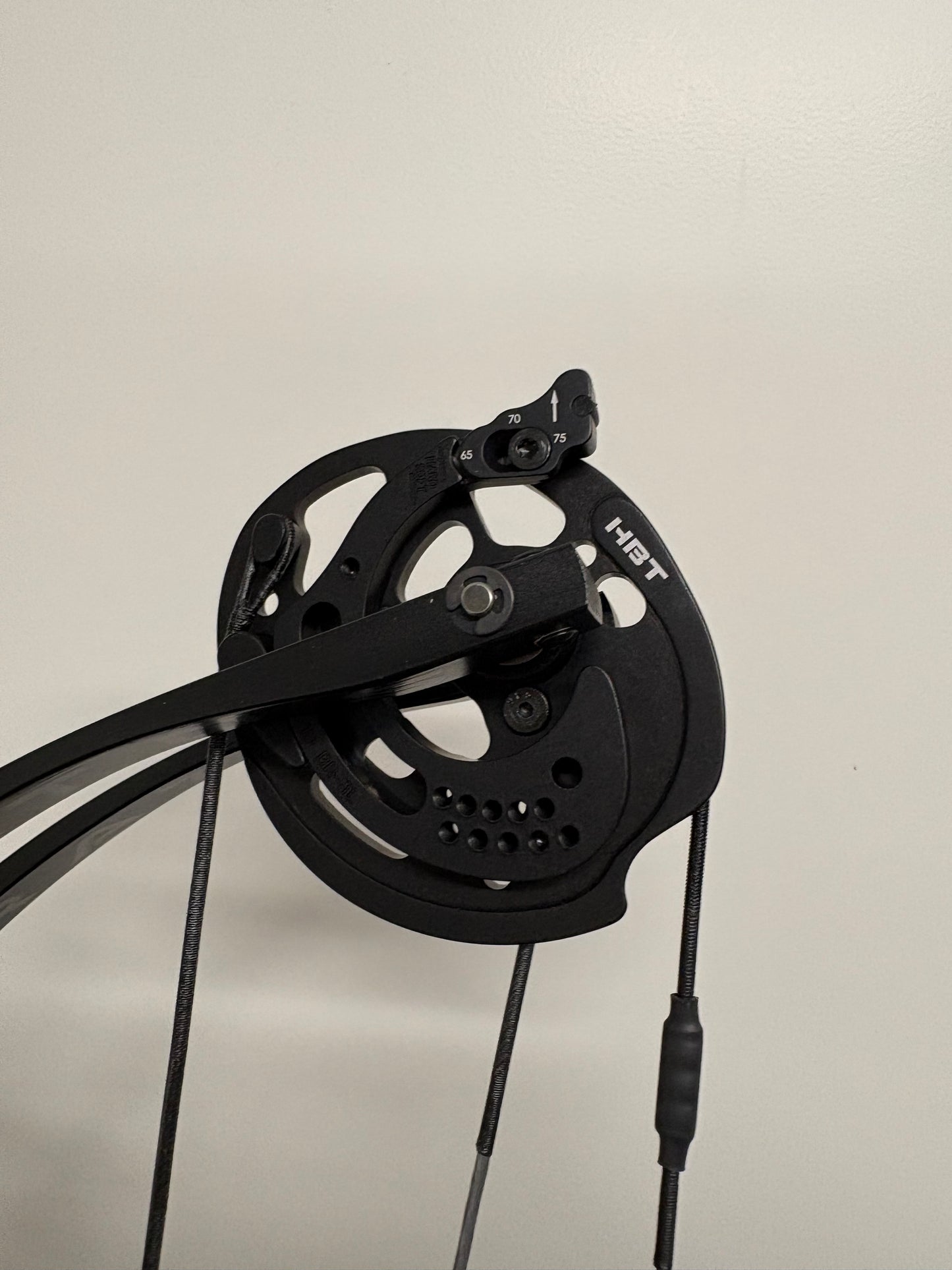 Hoyt Stratos 40 Compound Bow LH Stardust Purple HBT #1 50-60 lbs - NEW