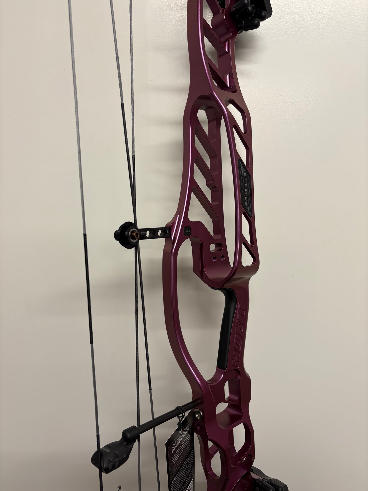 Hoyt Stratos 40 Compound Bow LH Stardust Purple HBT #1 50-60 lbs - NEW