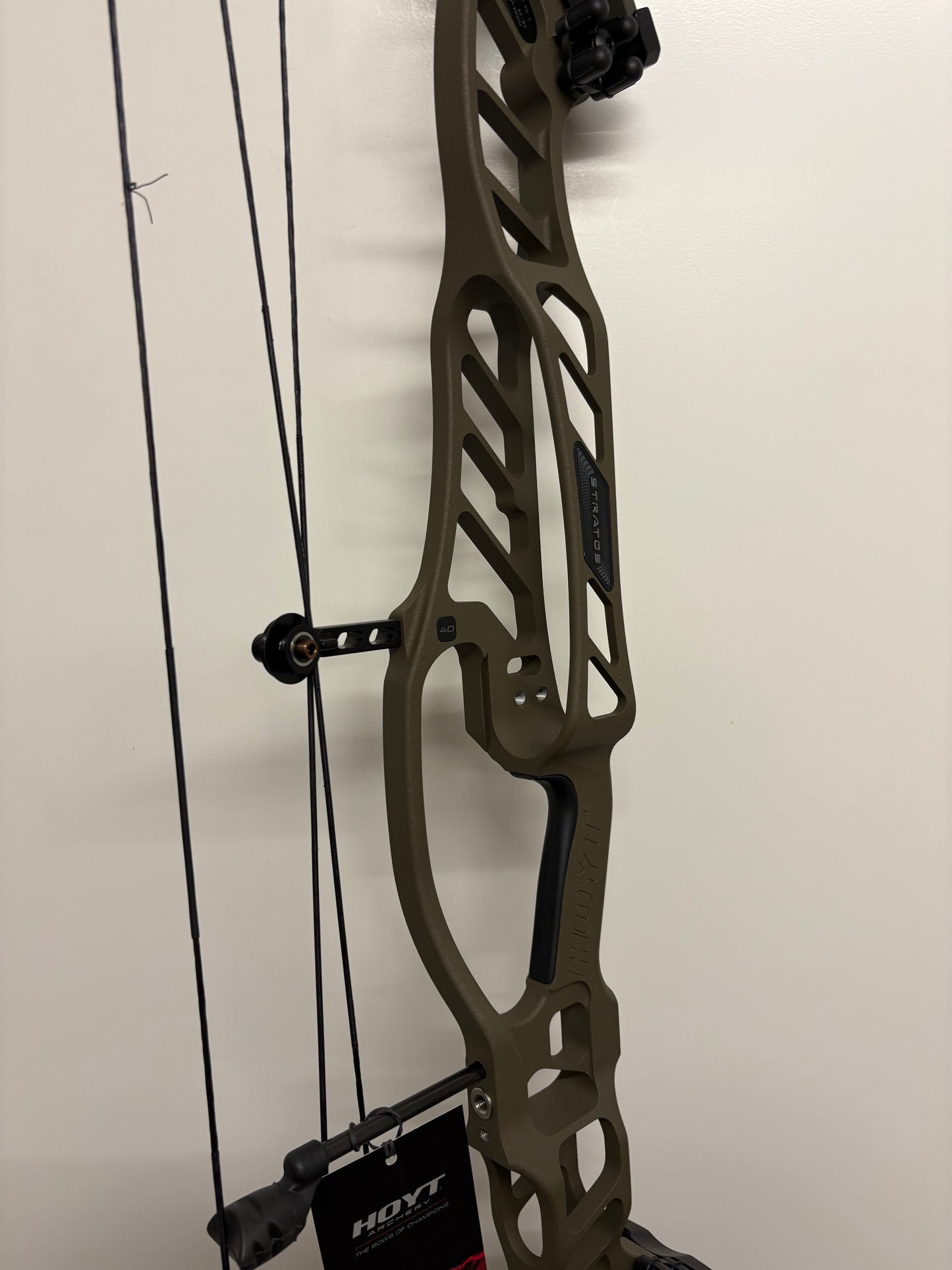 Hoyt Stratos 40 Compound Bow LH Wilderness HBT #1 50-60 lbs - Show Model