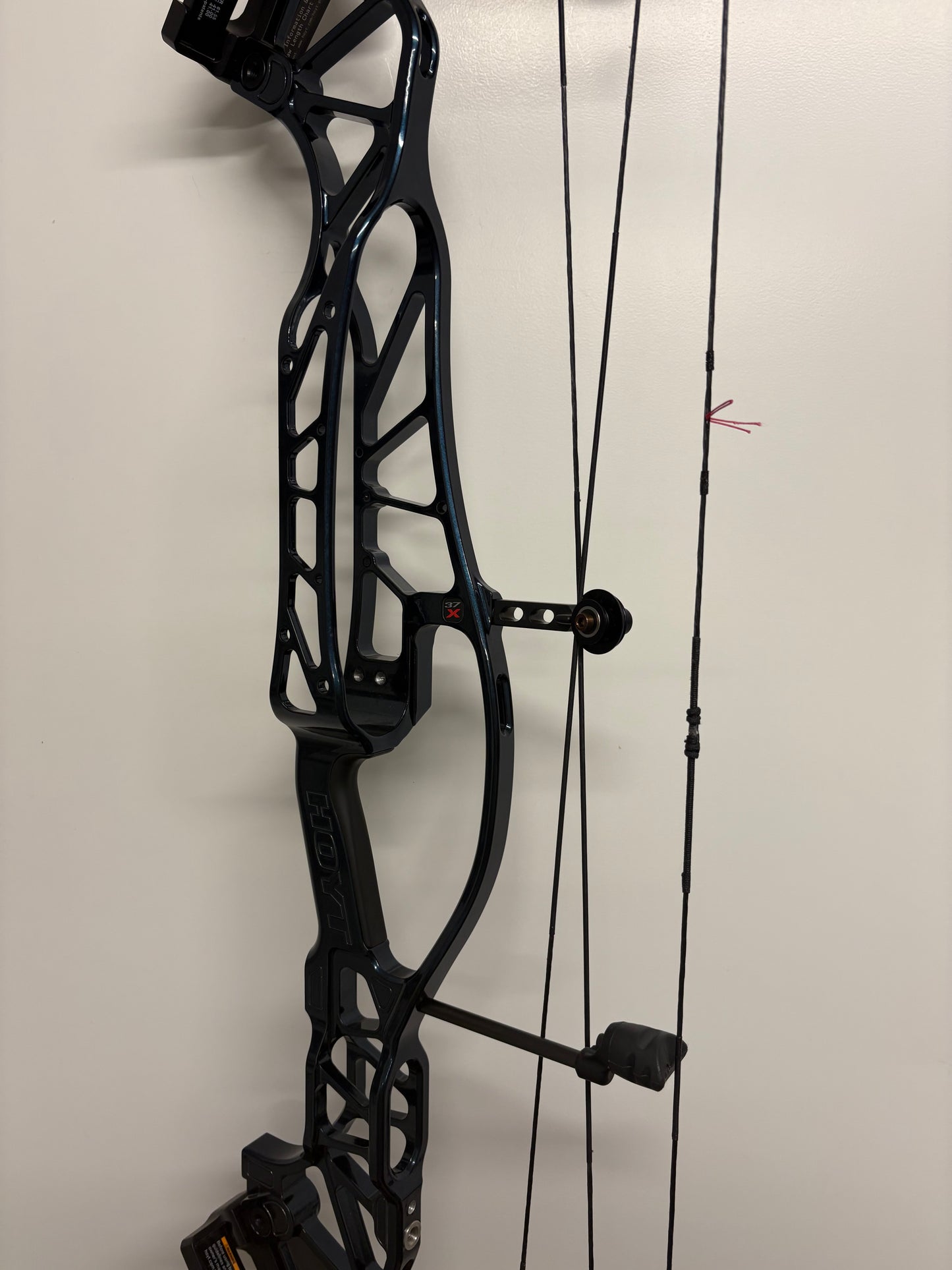 Hoyt Concept X 37 Compound Bow RH 50-60 lbs CDM Blue On Black - Used