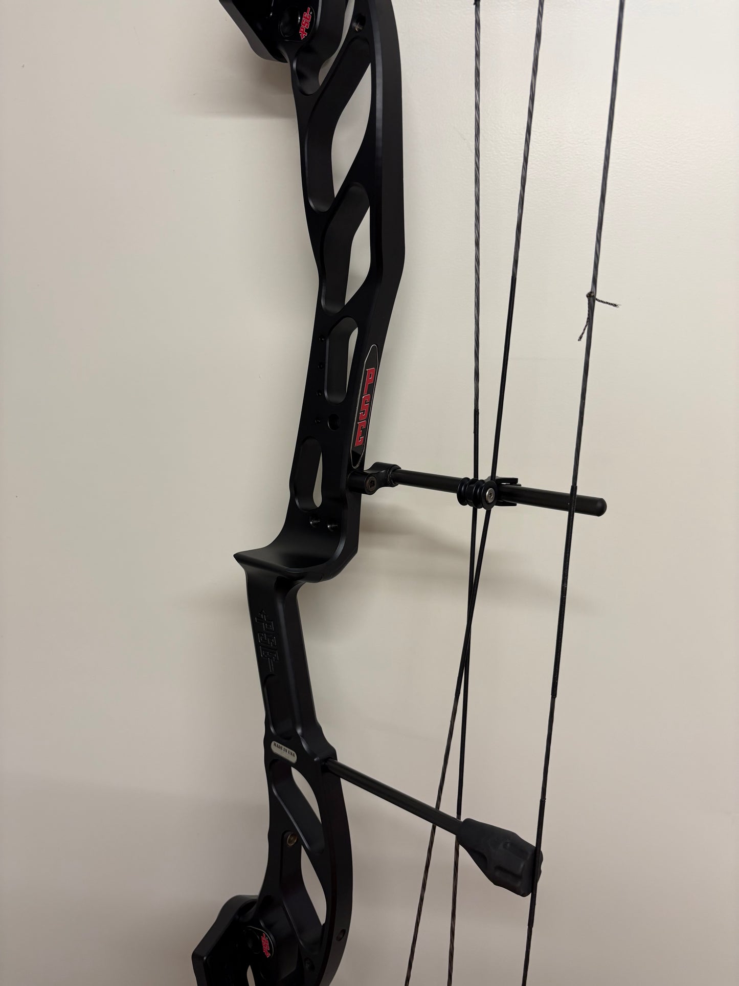 PSE Supra RTX 37 SE Compound Bow RH Black 50-60 lbs - NEW
