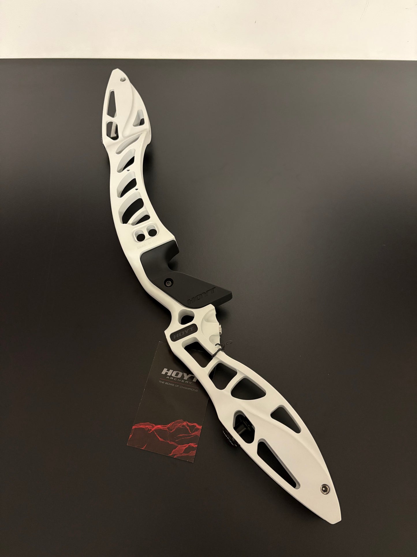 Hoyt Riser Formula XD 25'' LH Frost White - NEW