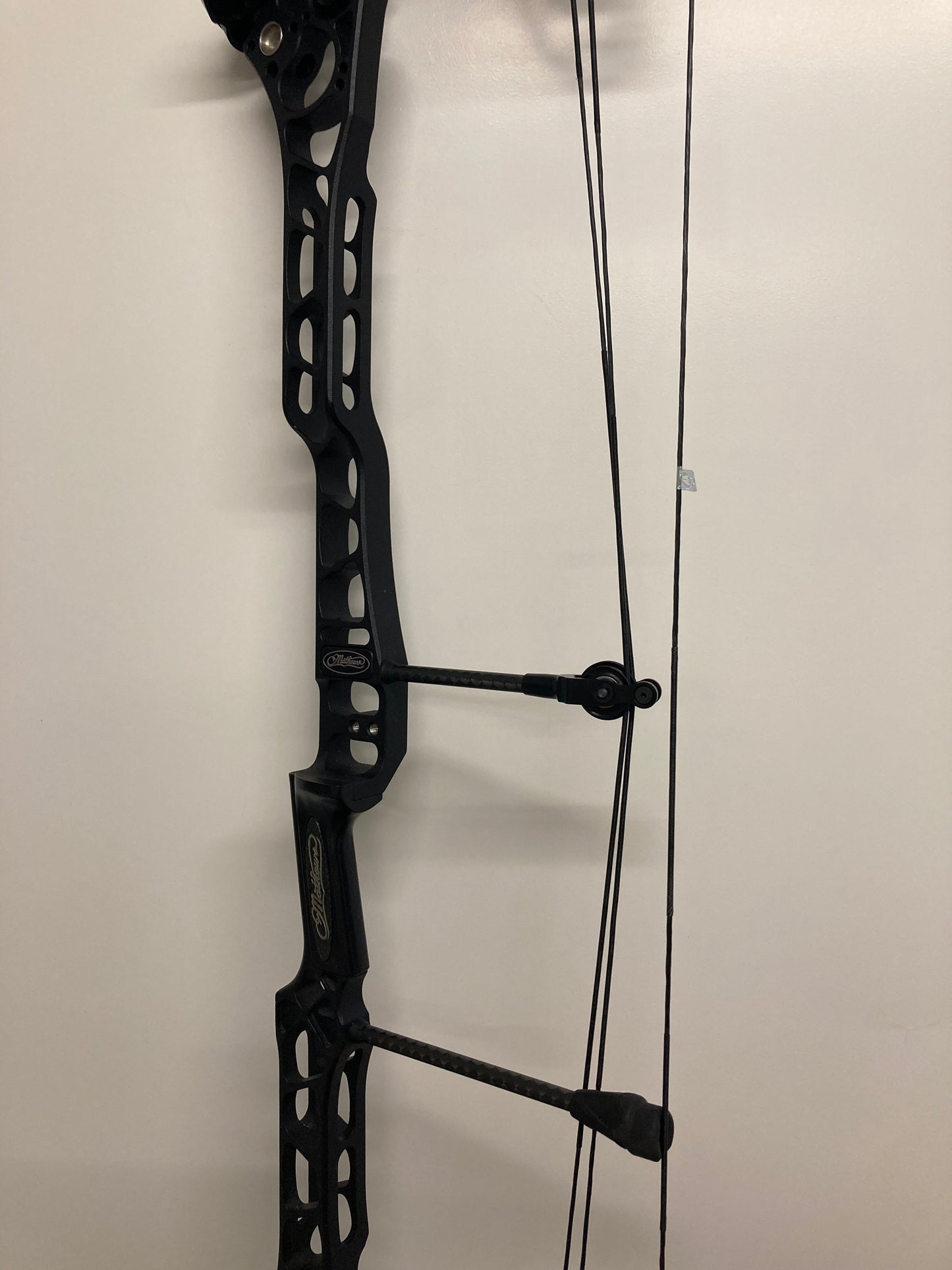 Mathews TRX 38 Compound Bow RH Black 50-60 lbs - Used