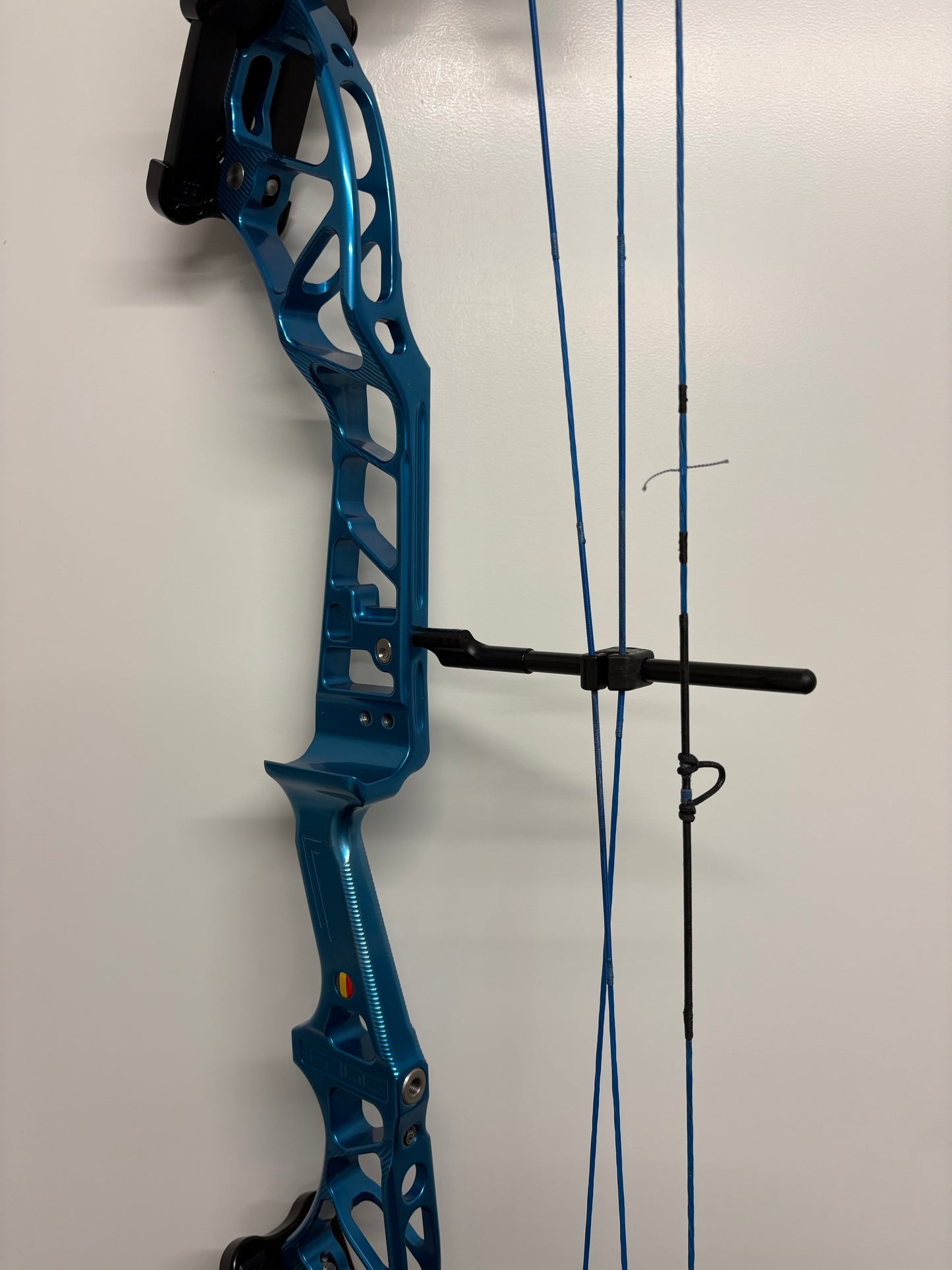 Mybo Edge 35 Compound Bow RH Ice Blue #E2 Cam 40-50 lbs - Used (1.1)