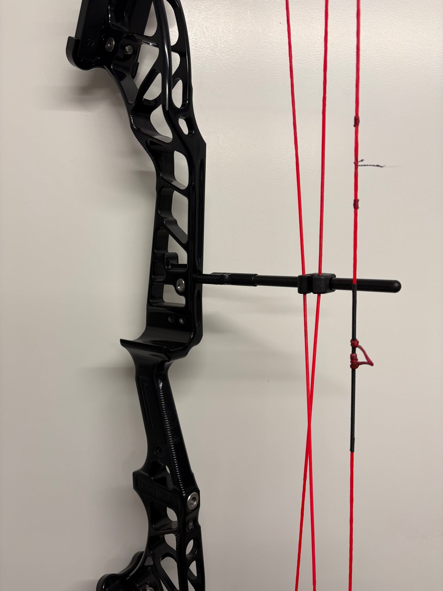 Mybo Edge Compound Bow RH Midnight Black #E2 Cam 50-60 lbs - Used (1.1)