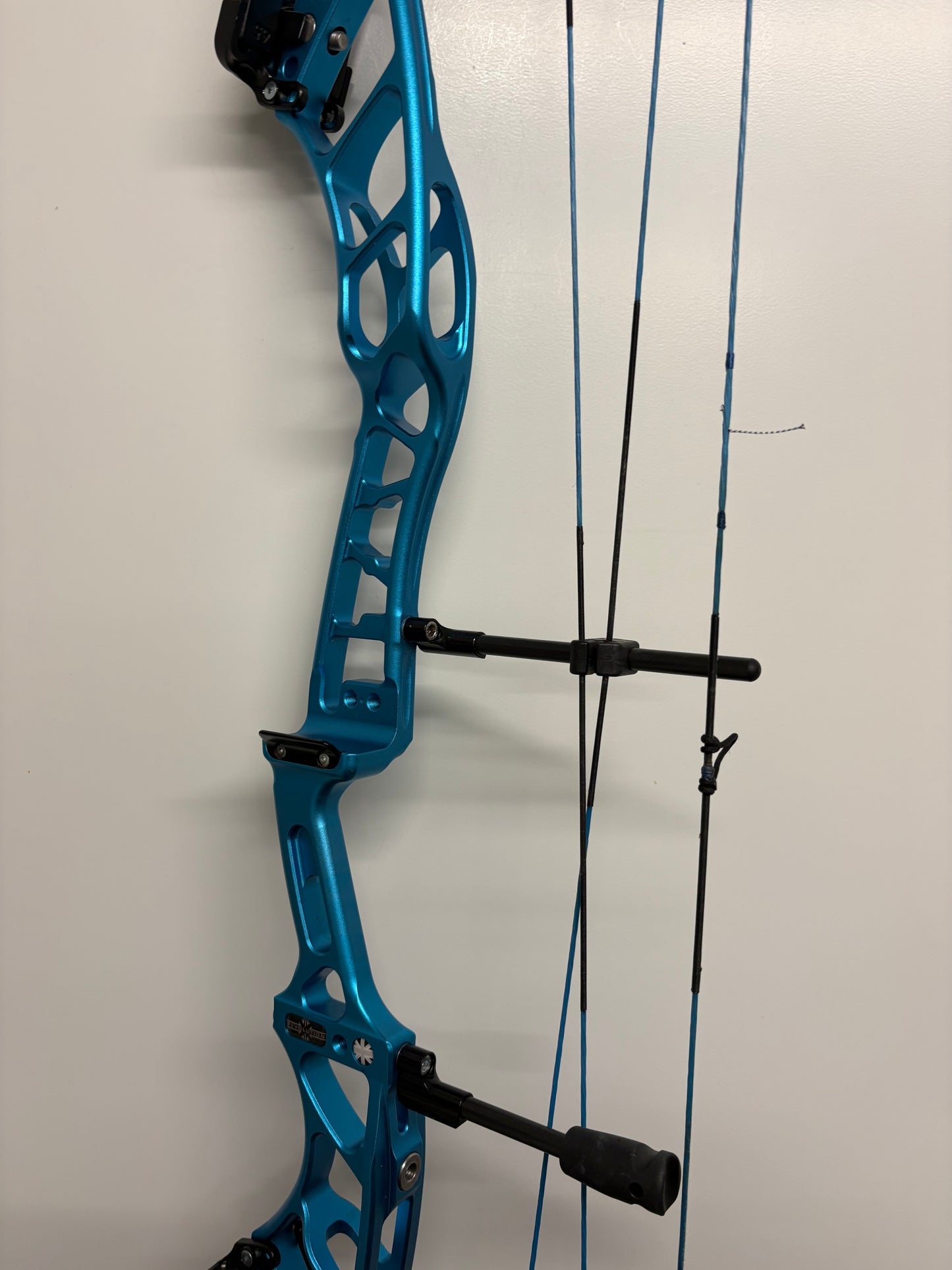 Mybo Revolution 40 Compound Bow RH Ice Blue 50-60 M-cam - Used
