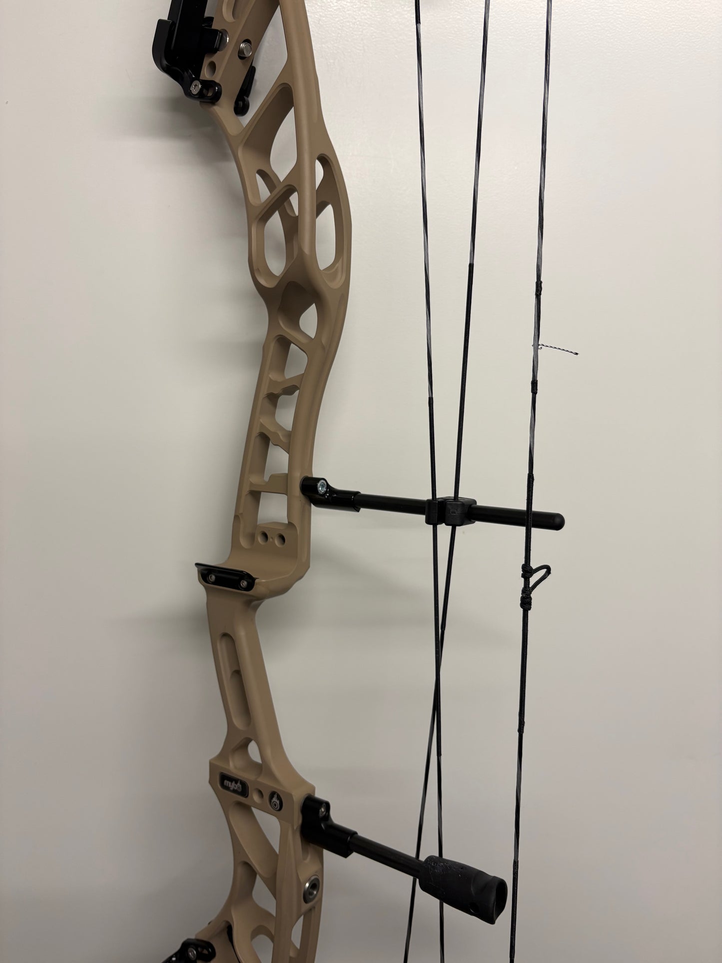 Mybo Revolution 40 Compound Bow RH Desert Sand 50-60 M-cam - Used
