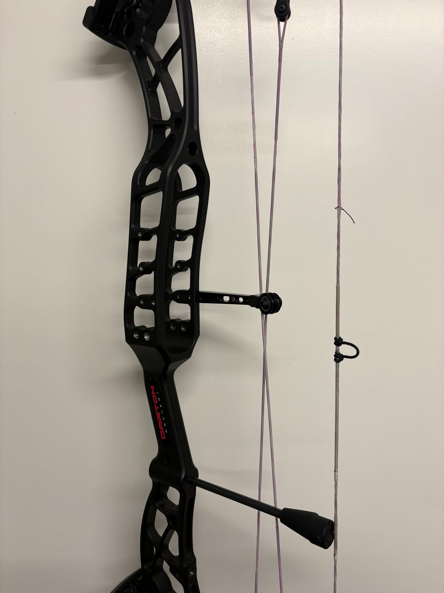 Darton Exodus Compound Bow RH/LH Black 50-60 lbs - Used (#1.3)