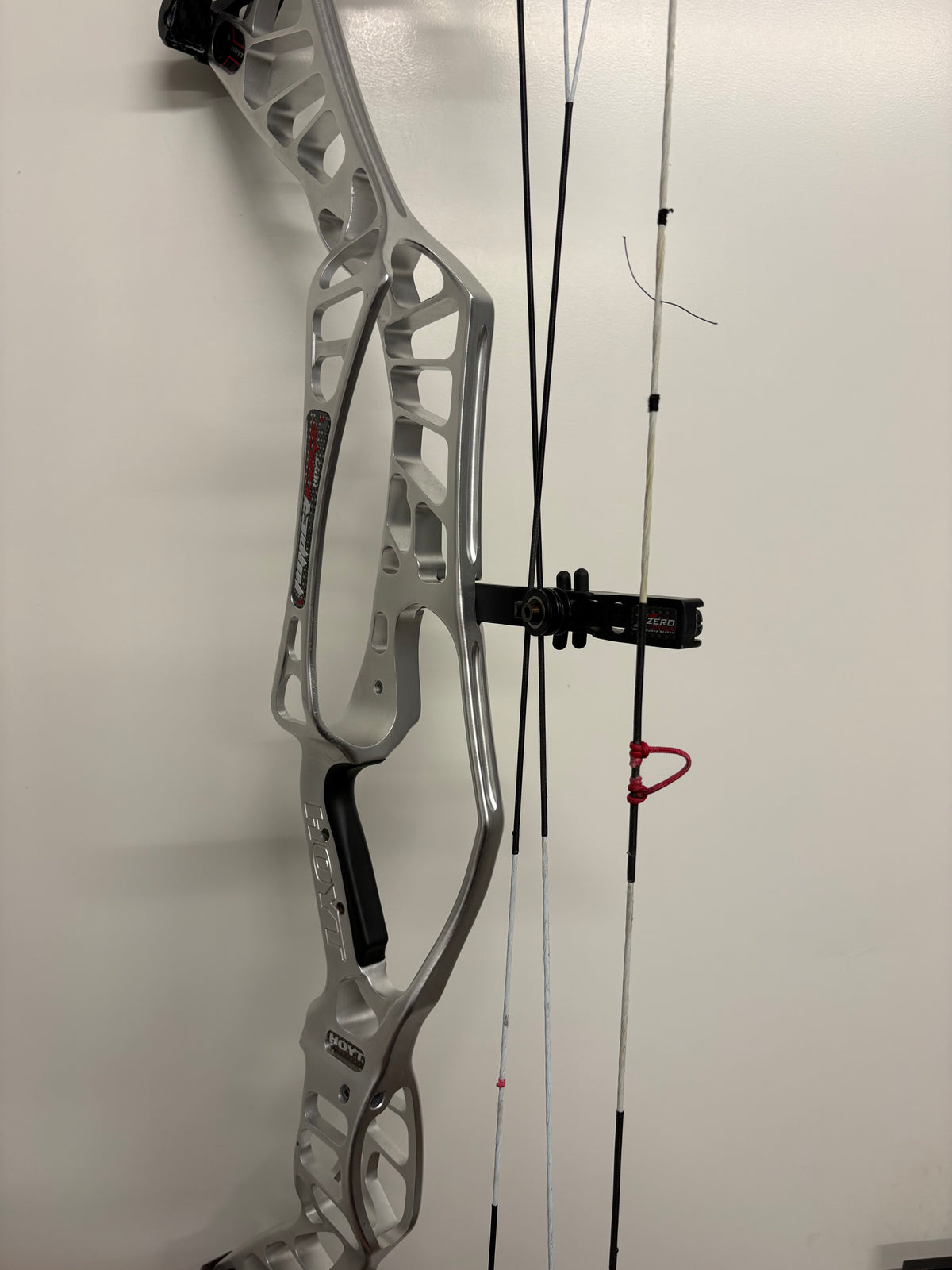 Hoyt HyperEdge Compound Bow RH Silver DFX #3 35-45 lbs - Used