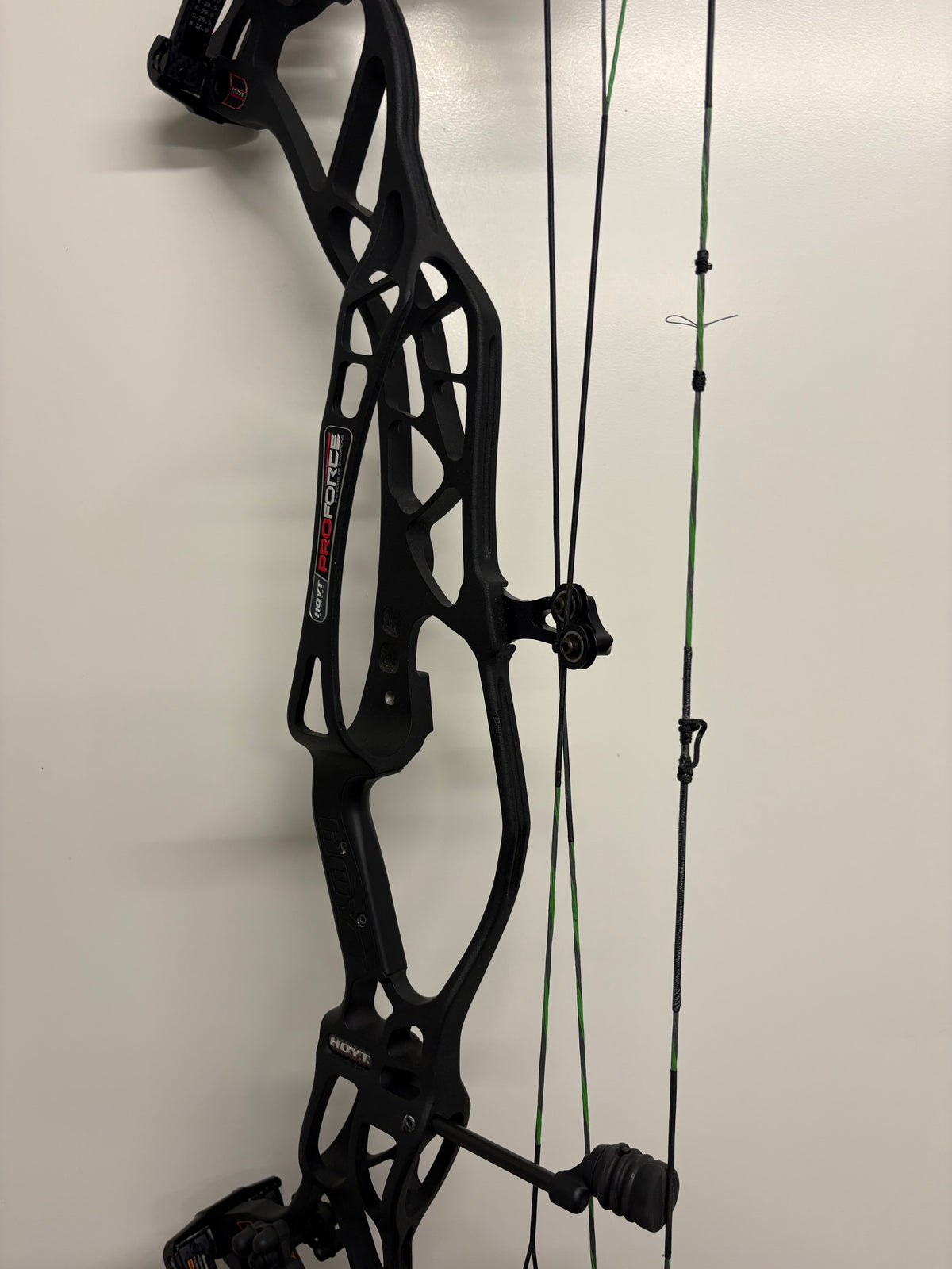 Hoyt ProForce Compound Bow RH Black Out ZT Hyper #2 50-60 lbs - Used