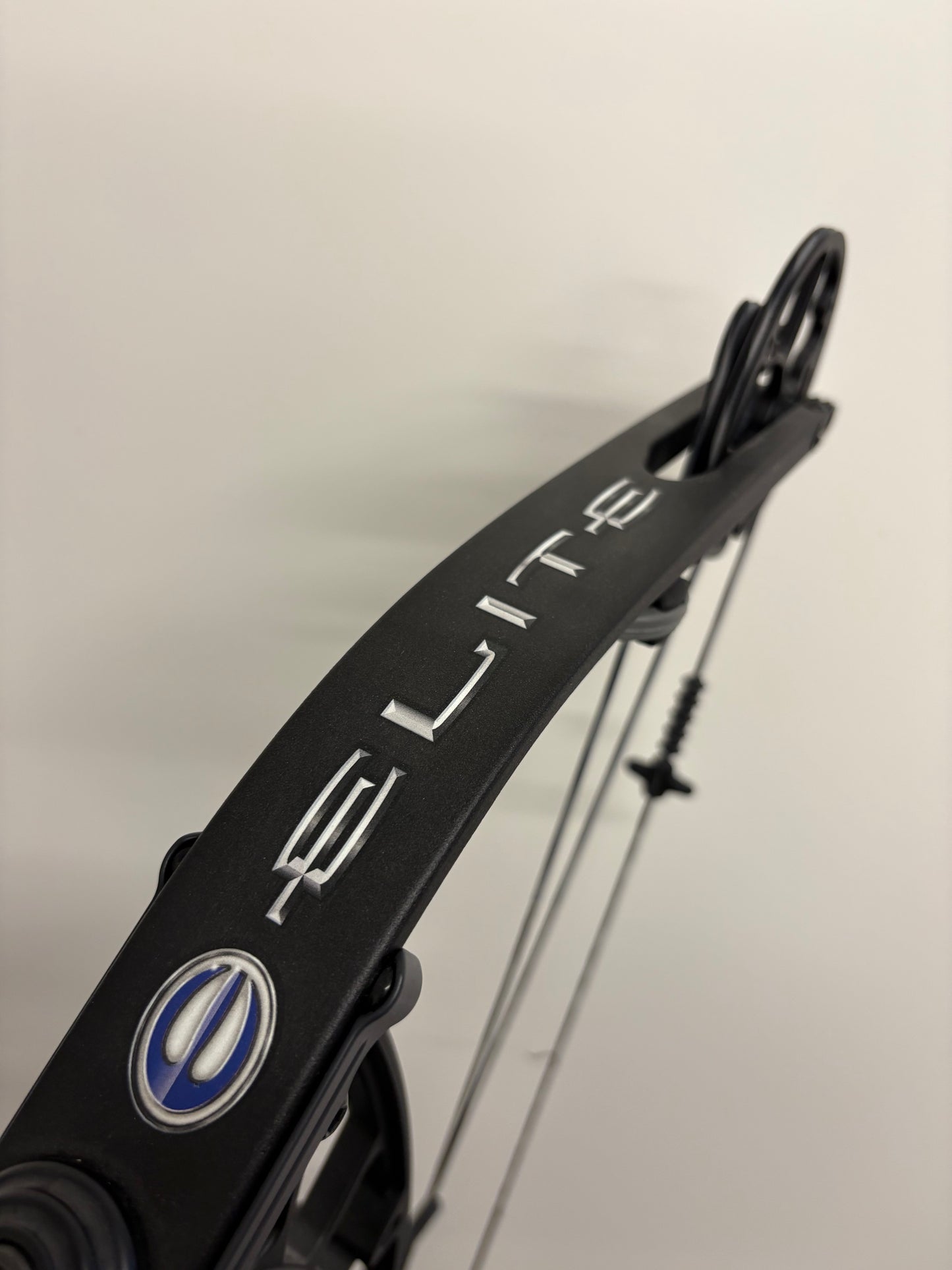 Elite Victory 37 Compound Bow RH Black 50-60 lbs - NEW