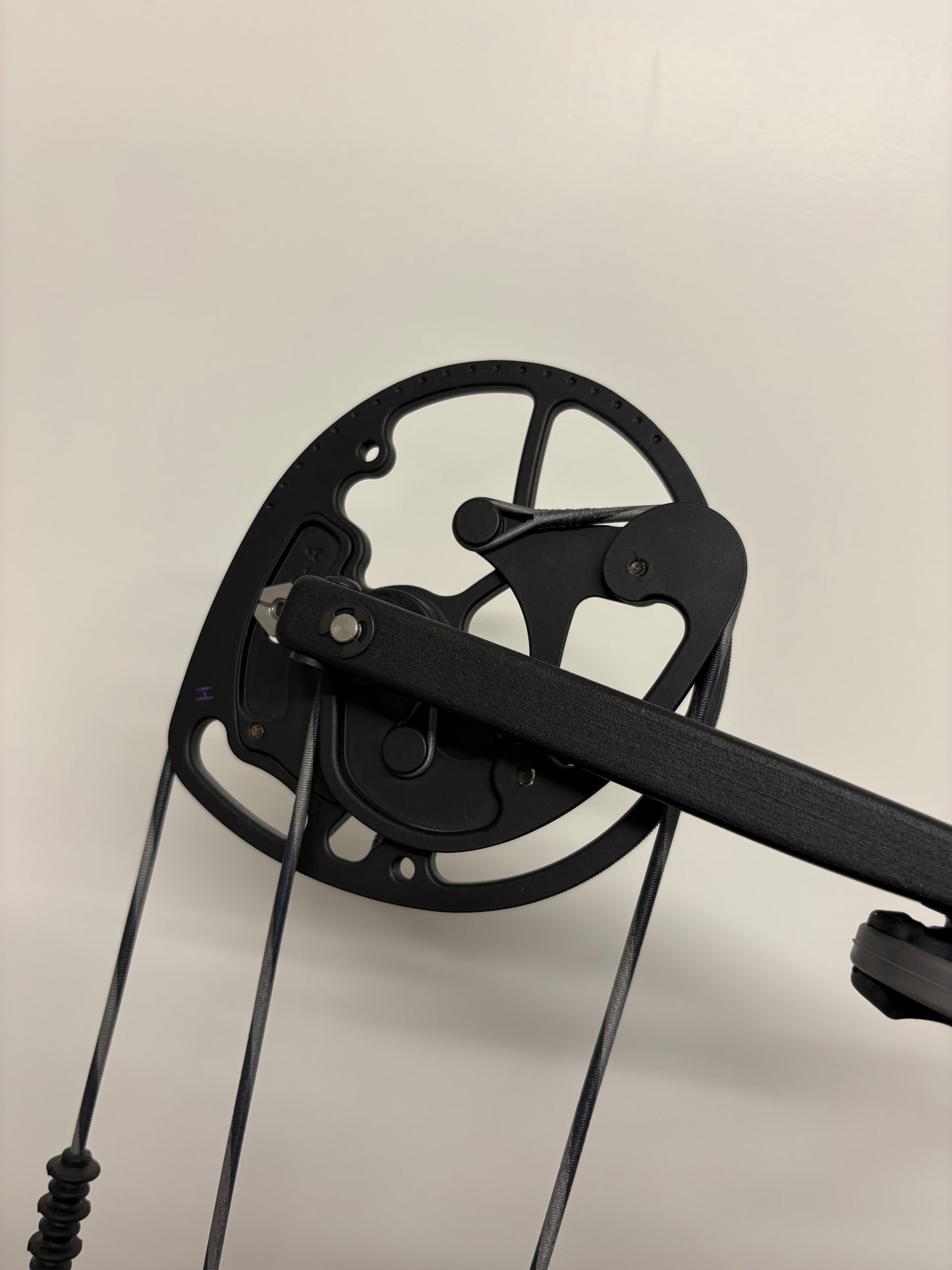 Elite Victory 37 Compound Bow RH Black 50-60 lbs - NEW