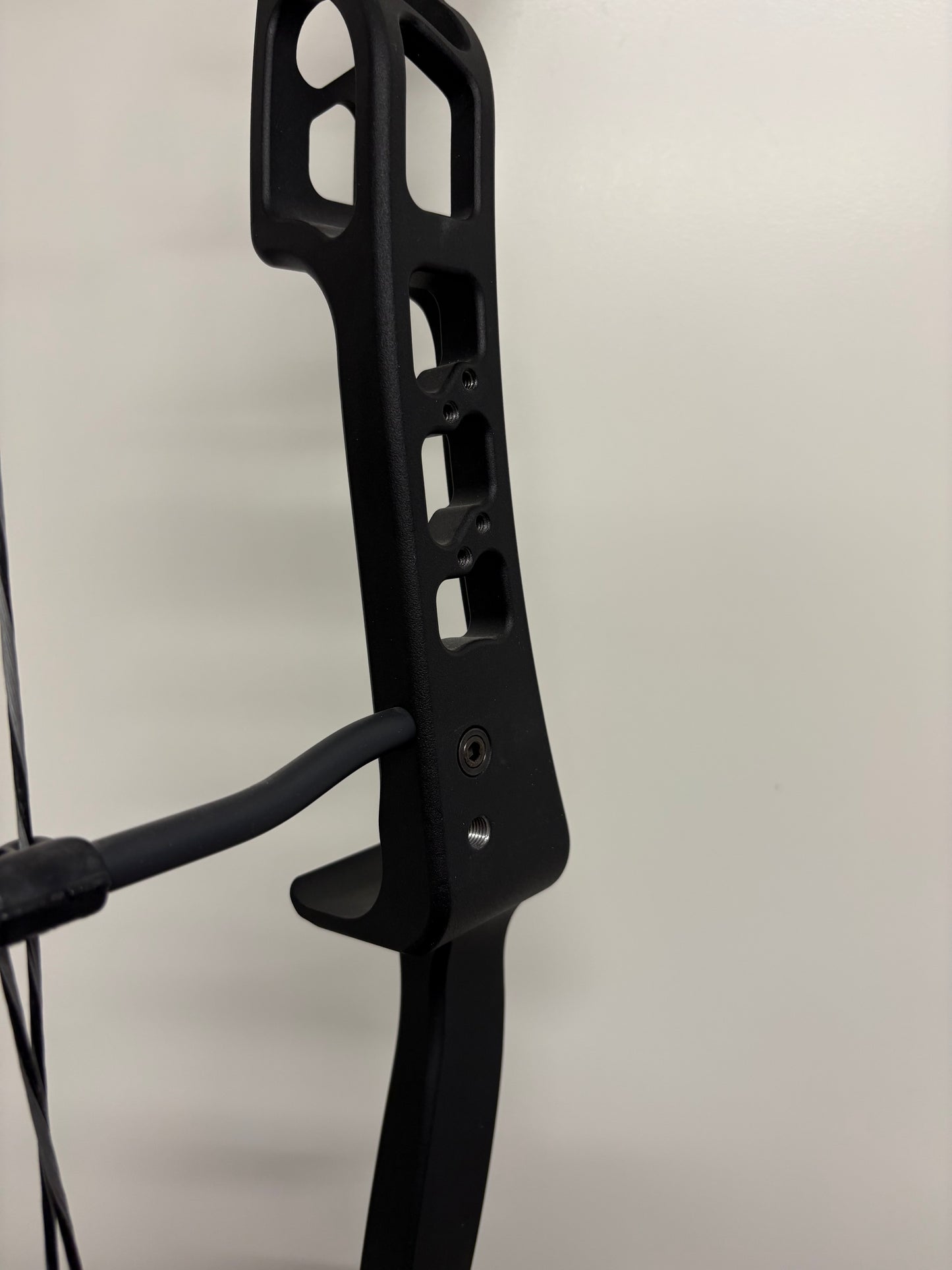 Elite Victory 37 Compound Bow RH Black 50-60 lbs - NEW