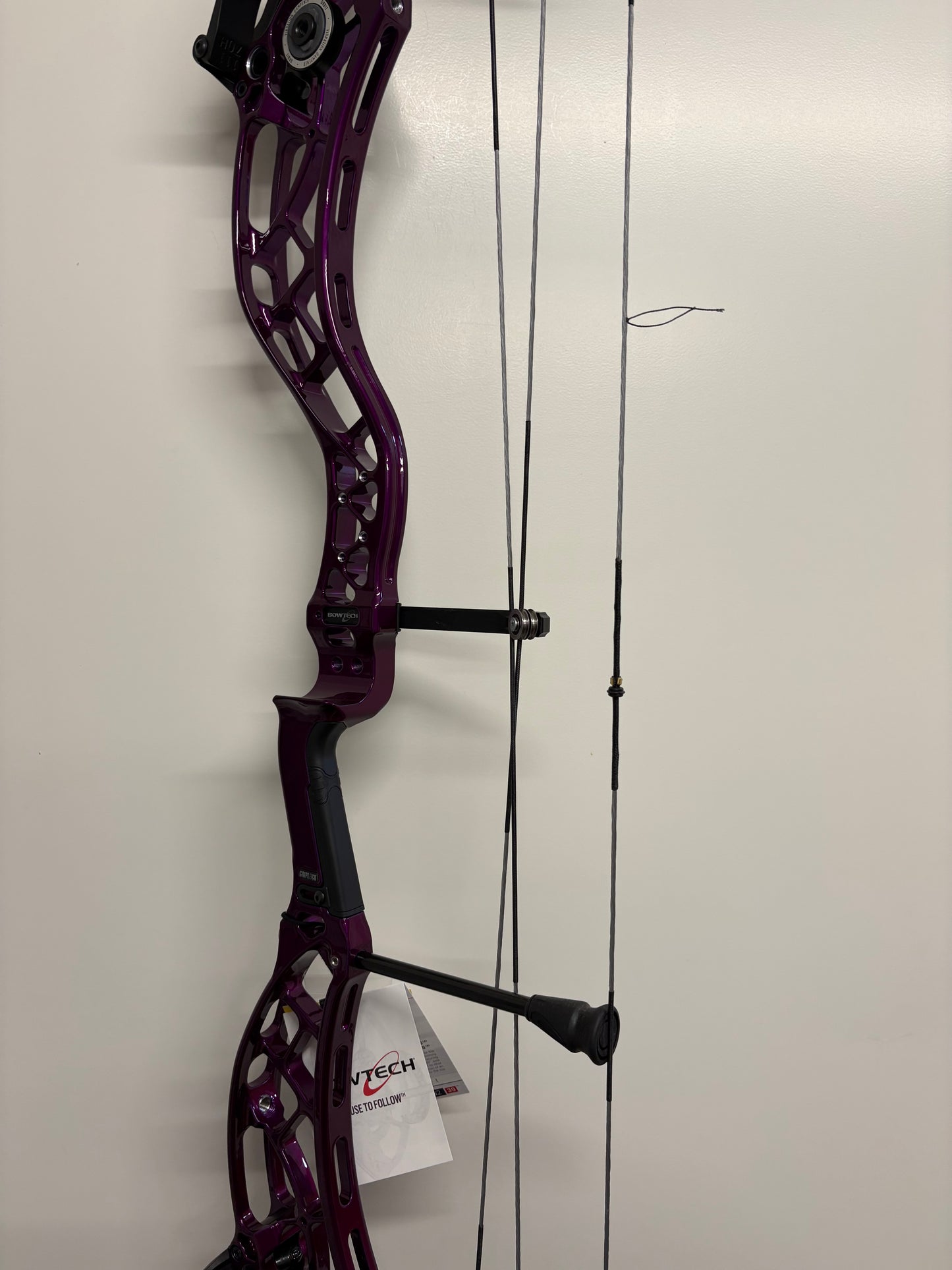 Bowtech Reckoning 39 Gen2 Compound Bow RH Illusion Violet 50-60 lbs Medium Cam - NEW