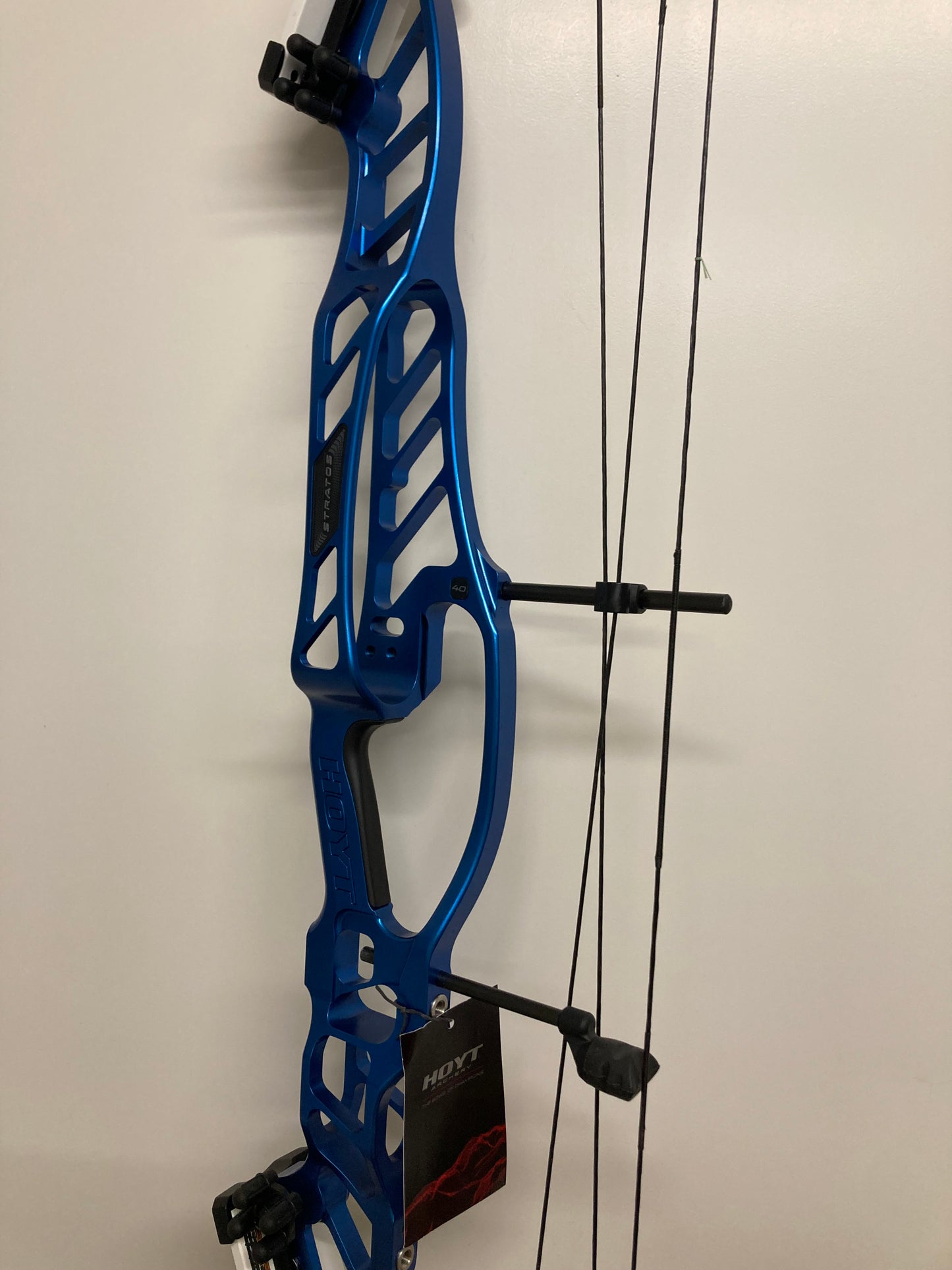Hoyt Stratos 40 Compound Bow RH Cosmo Blue SVX #4 50-60 lbs - Show Model