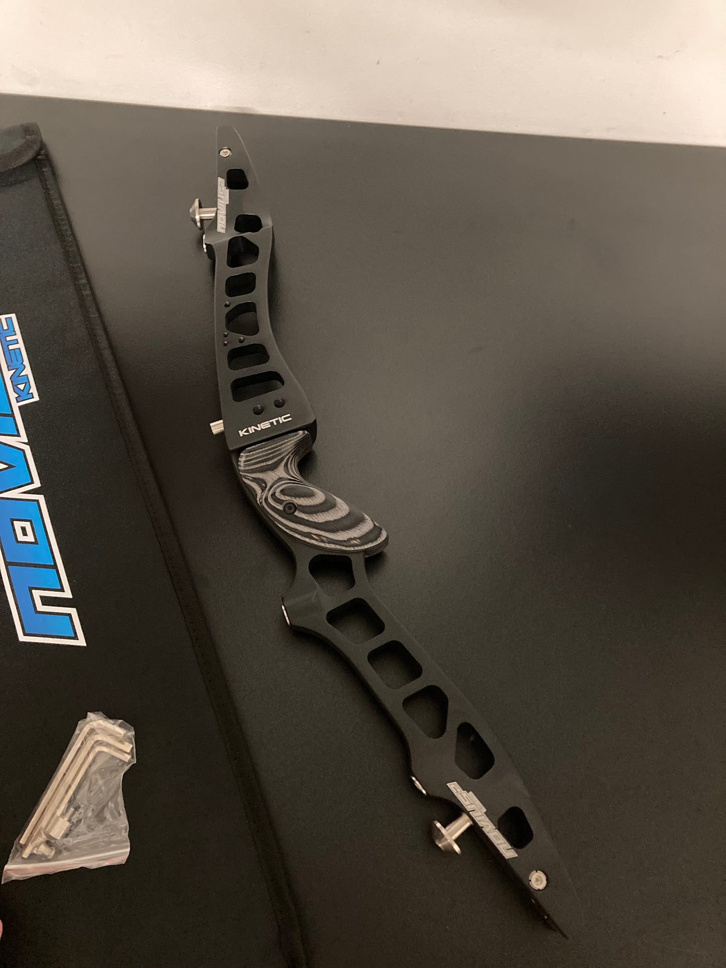 Kinetic Riser Novius 2 ILF LH Black 25'' - NEW