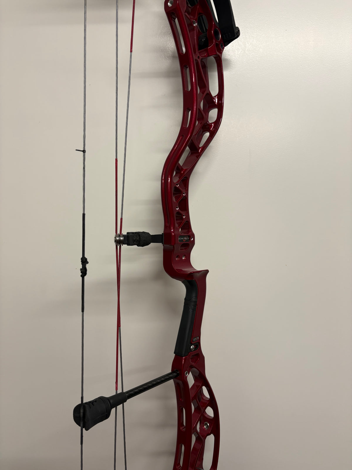 Bowtech Reckoning 39 Gen2 Compound Bow LH Illusion Red 50-60 lbs Medium Cam - Used