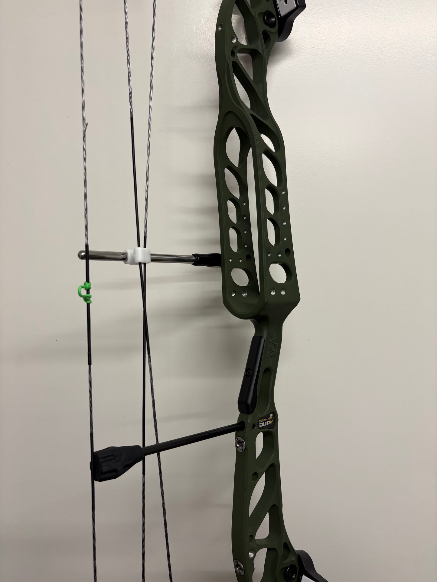 PSE Dominator Duo X 40 SE2 Compound Bow LH/RH Green 50-60 lbs - Show Model