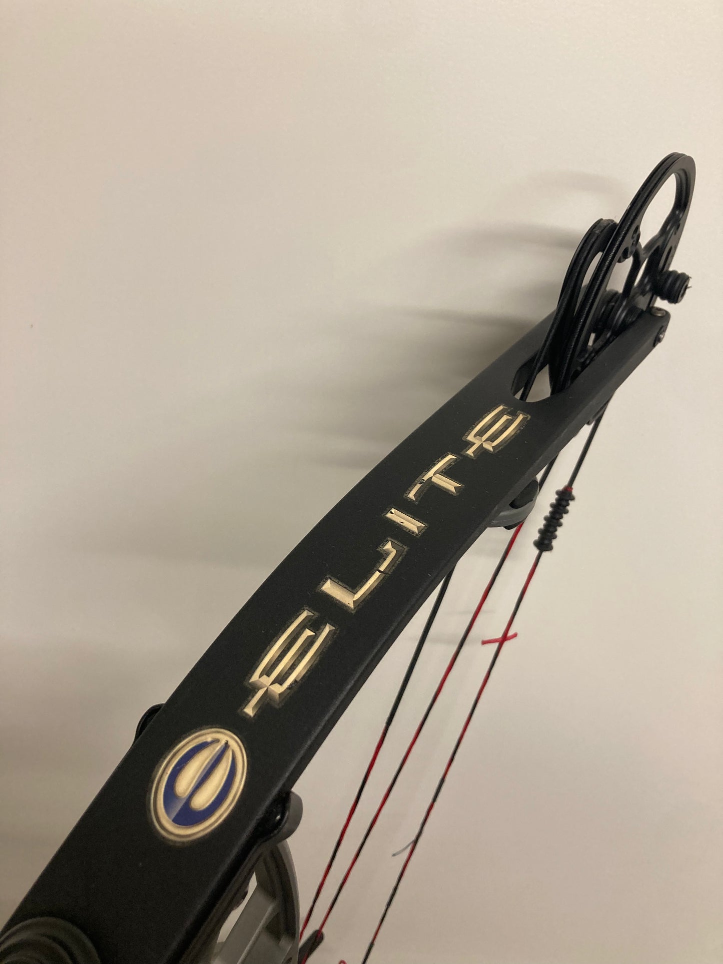 Elite Victory 39 Compound Bow RH Platinum 50-60 lbs - Used (1.1)
