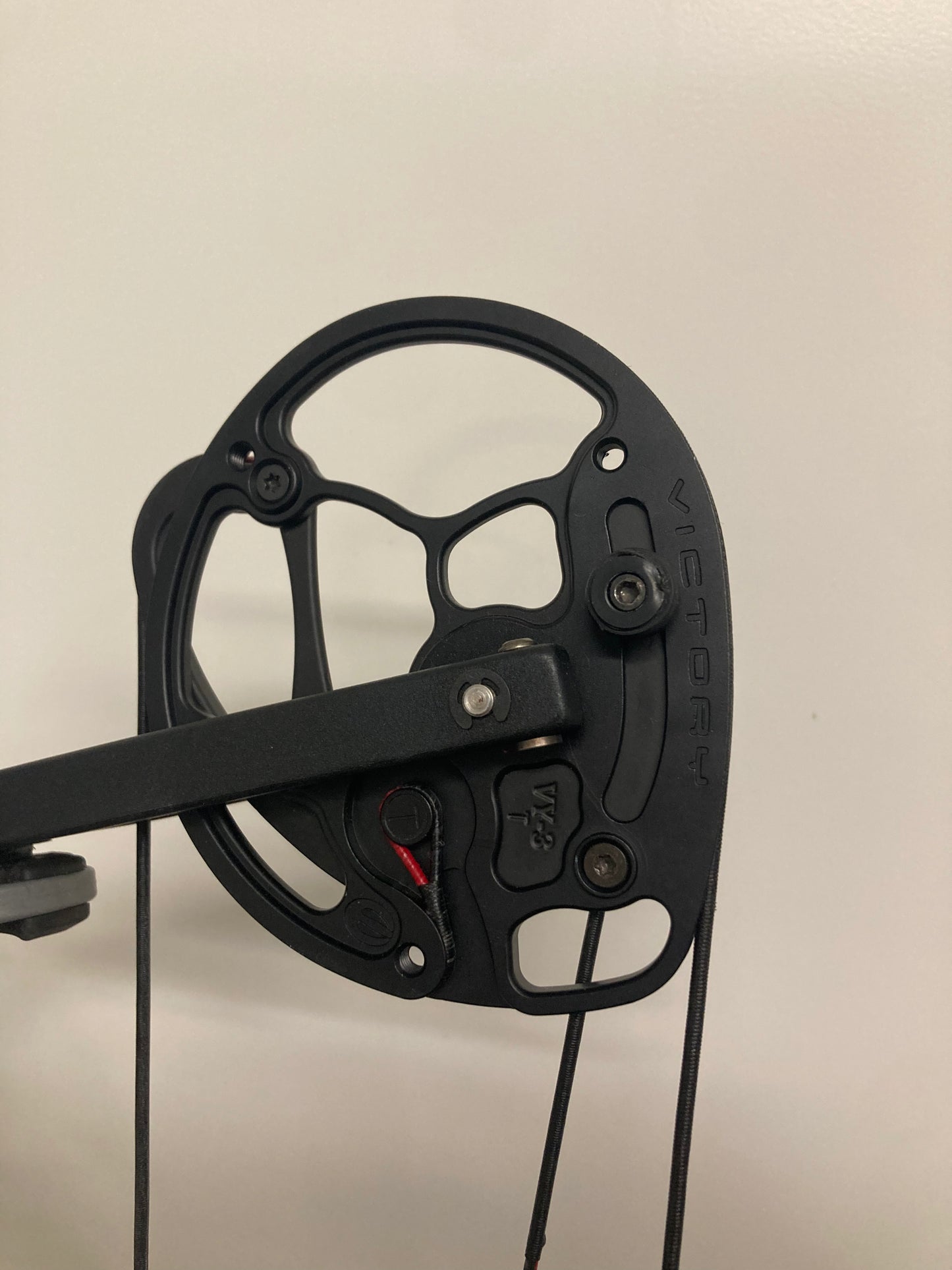 Elite Victory 39 Compound Bow RH Platinum 50-60 lbs - Used (1.1)