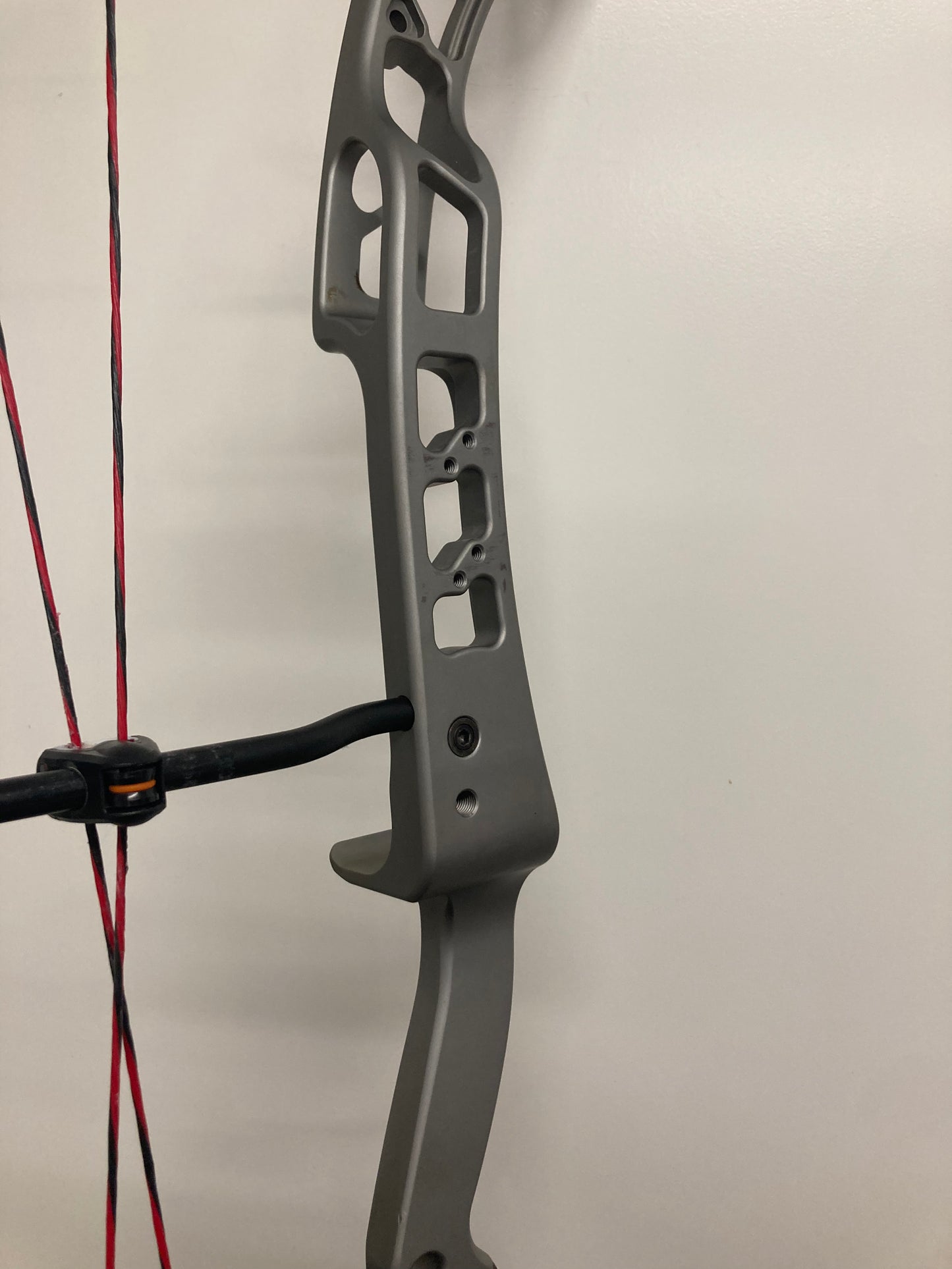 Elite Victory 39 Compound Bow RH Platinum 50-60 lbs - Used (1.1)