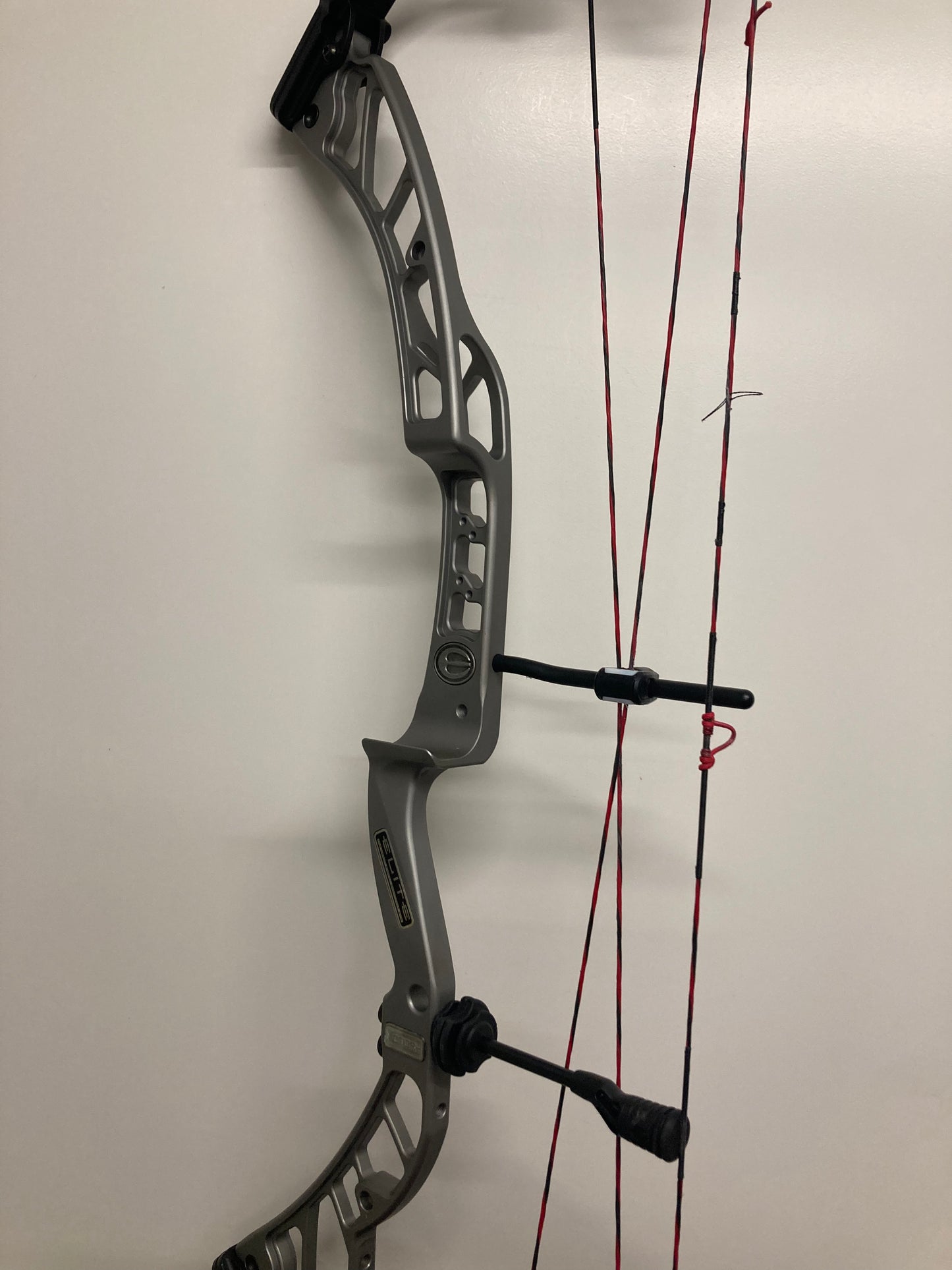 Elite Victory 39 Compound Bow RH Platinum 50-60 lbs - Used (1.1)