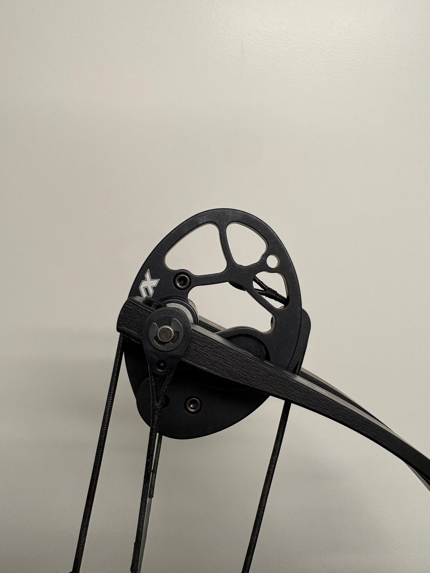 Hoyt Stratos 36 Compound Bow LH Stardust Purple SVX #1 50-60 lbs - Show Model