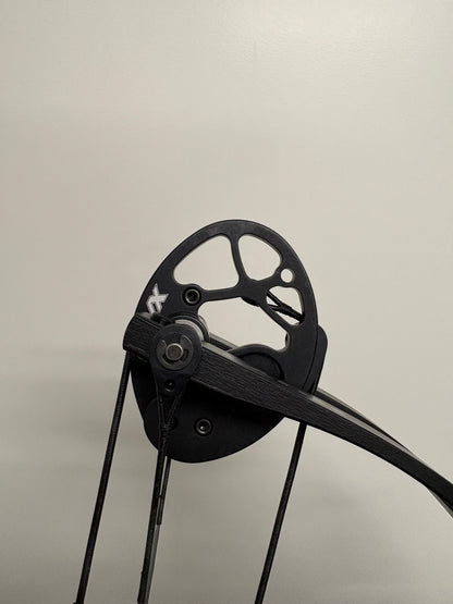 Hoyt Stratos 36 Compound Bow LH Stardust Purple SVX #1 50-60 lbs - Show Model