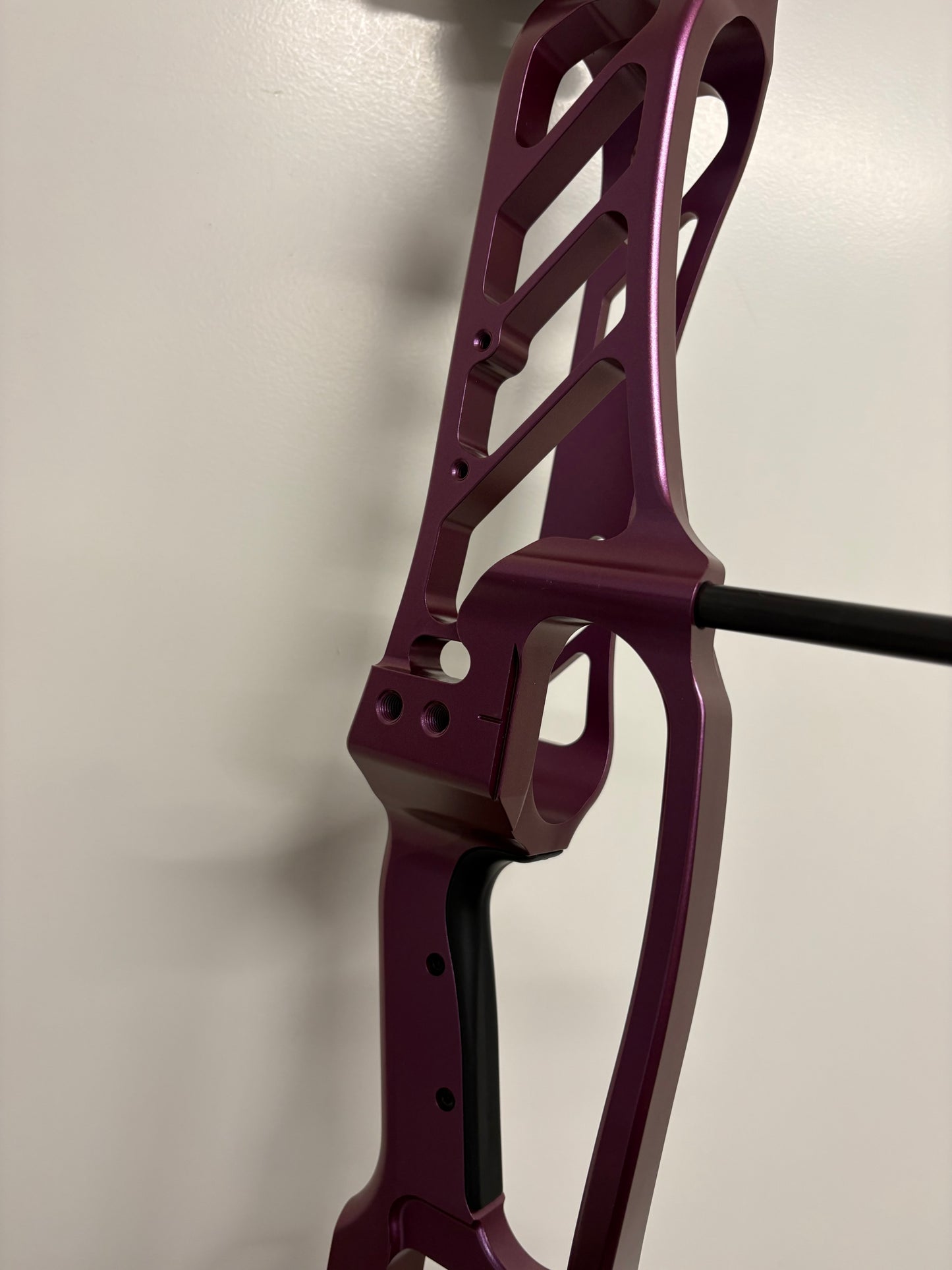 Hoyt Stratos 36 Compound Bow LH Stardust Purple SVX #1 50-60 lbs - Show Model