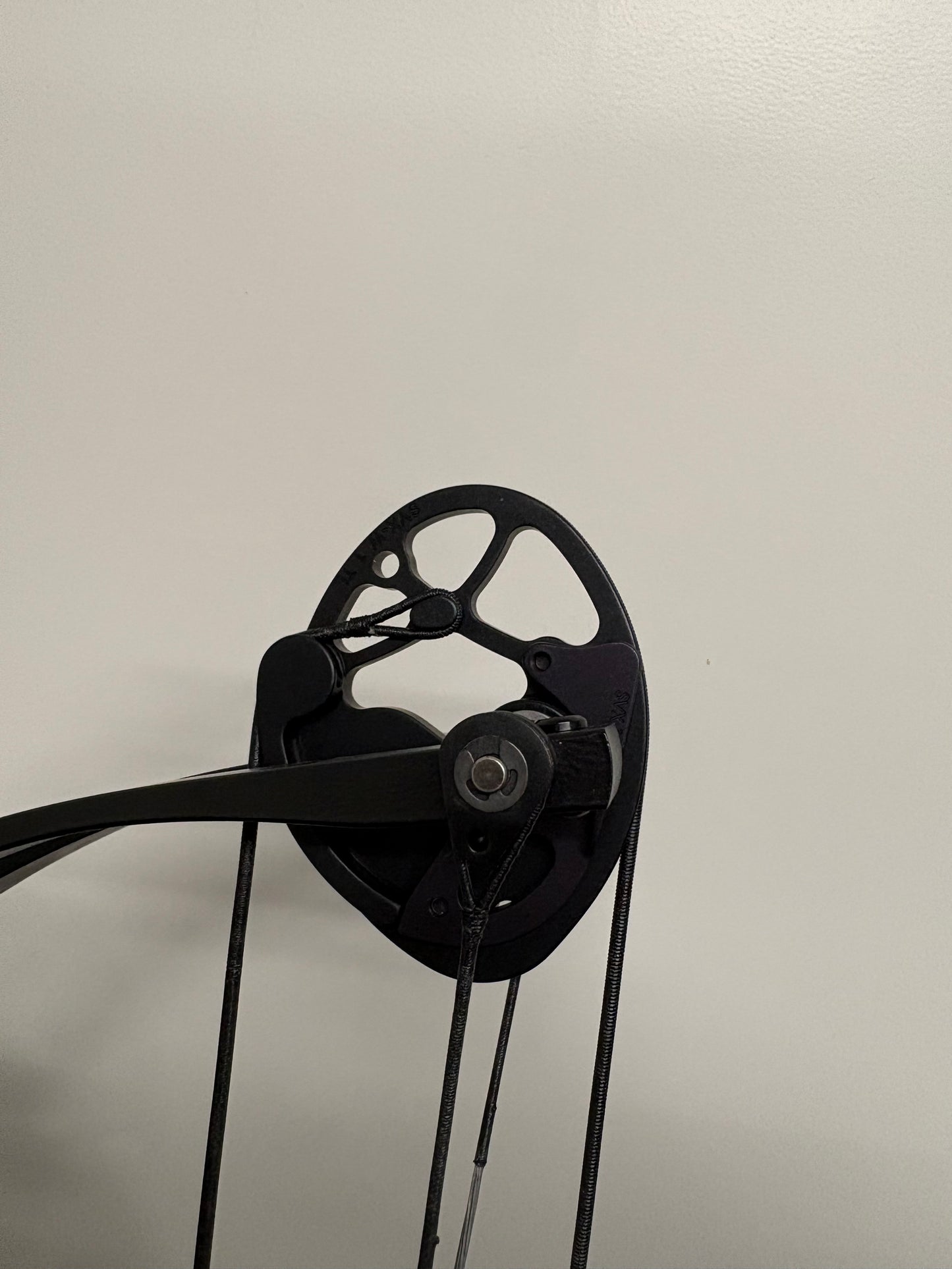 Hoyt Stratos 36 Compound Bow LH Stardust Purple SVX #1 50-60 lbs - Show Model