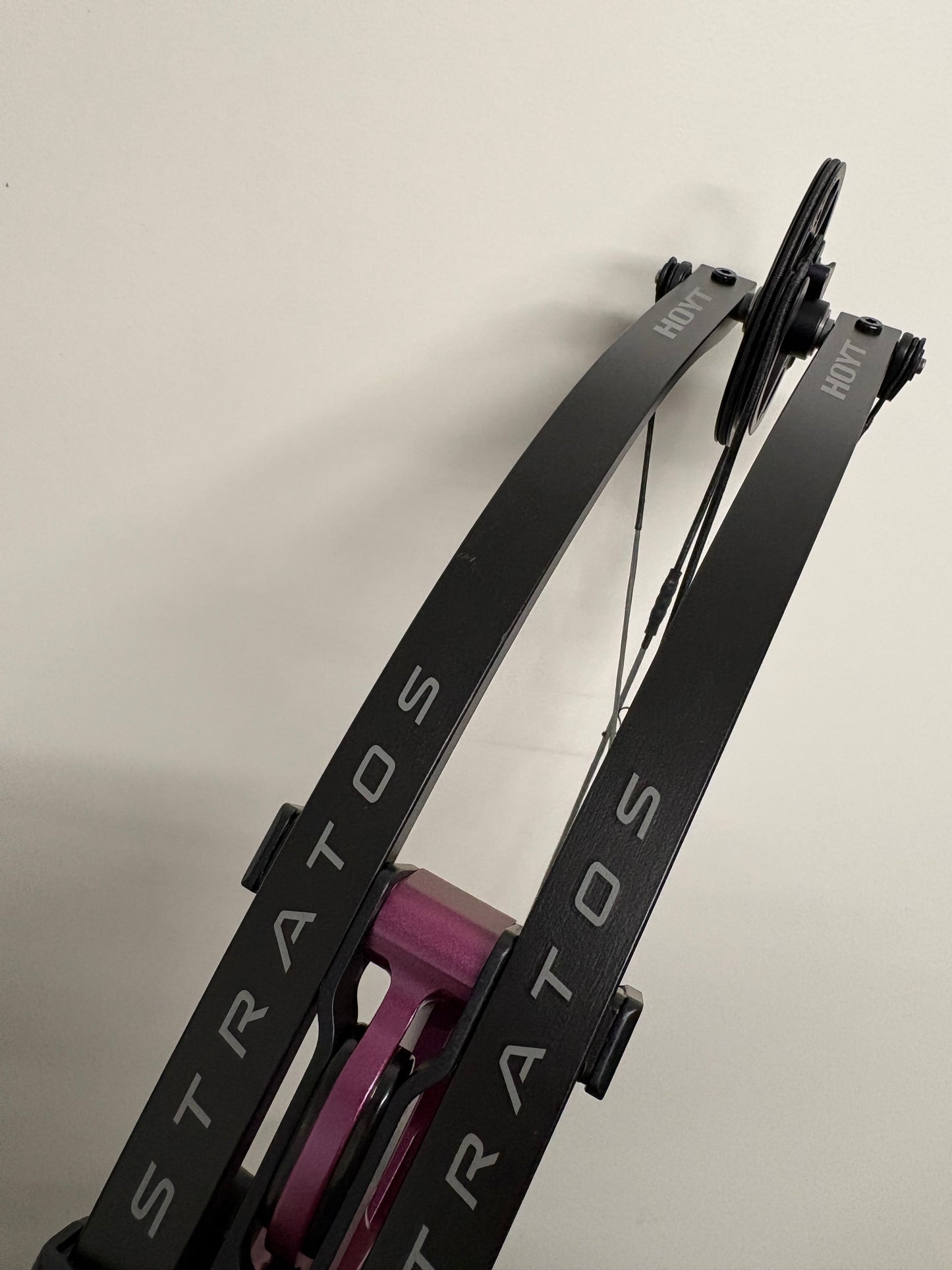 Hoyt Stratos 36 Compound Bow LH Stardust Purple SVX #1 50-60 lbs - Show Model