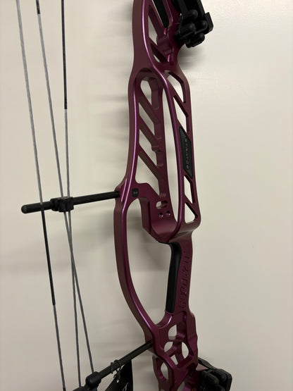 Hoyt Stratos 36 Compound Bow LH Stardust Purple SVX #1 50-60 lbs - Show Model