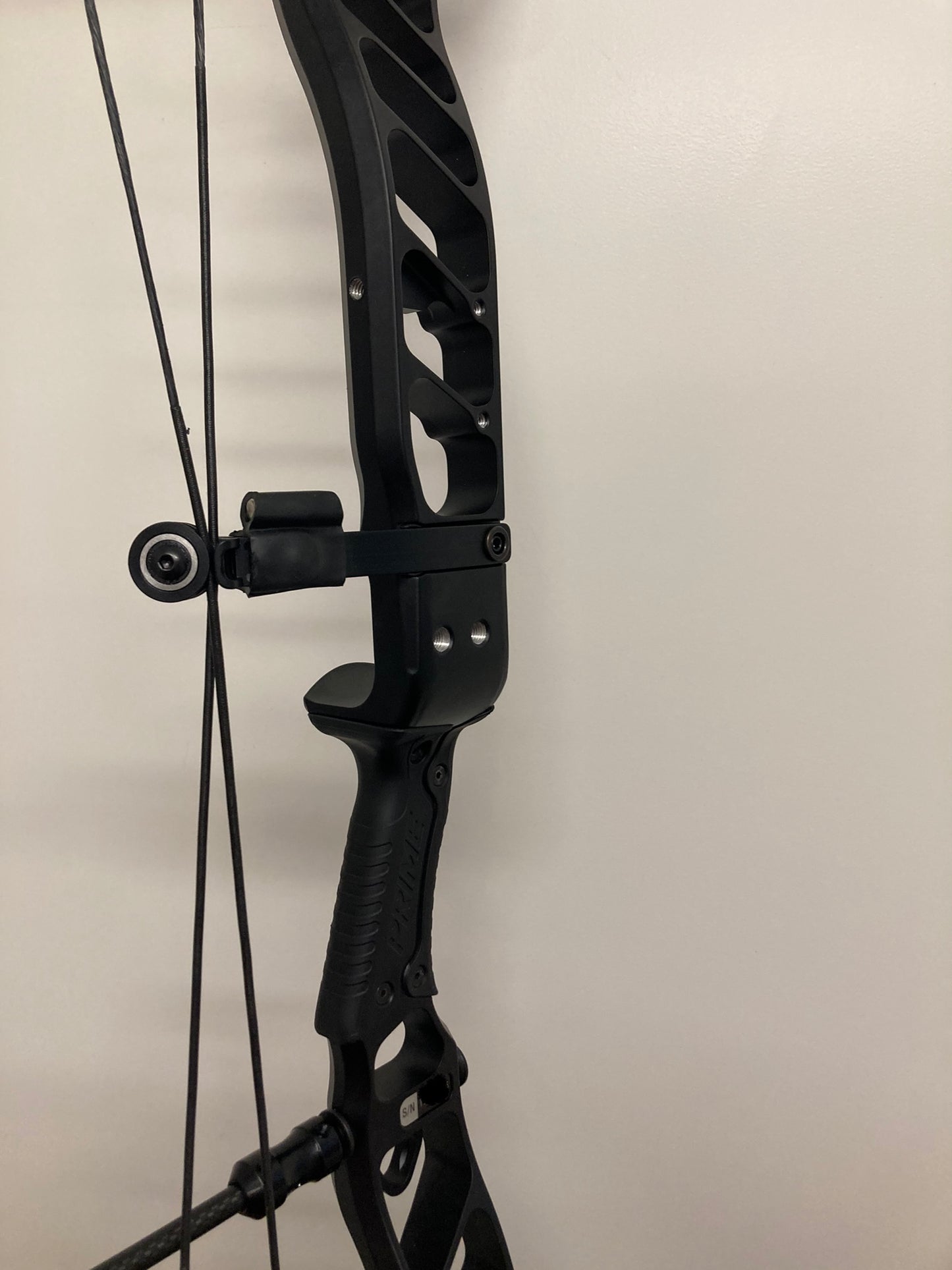 Prime Revex 6 Compound Bow RH Black 50-60 lbs - Show Model