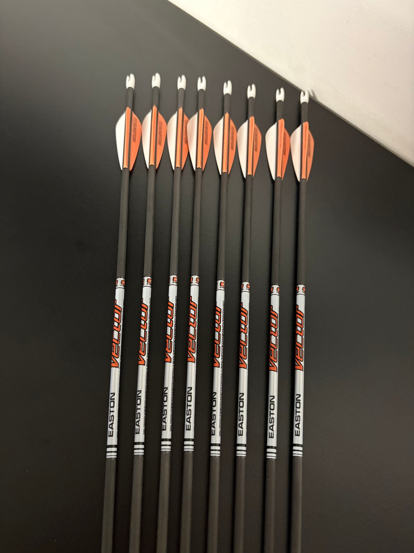 Easton Vector Carbon Arrows 8 pcs / 800 Spine / 29 5/8 inch - NEW