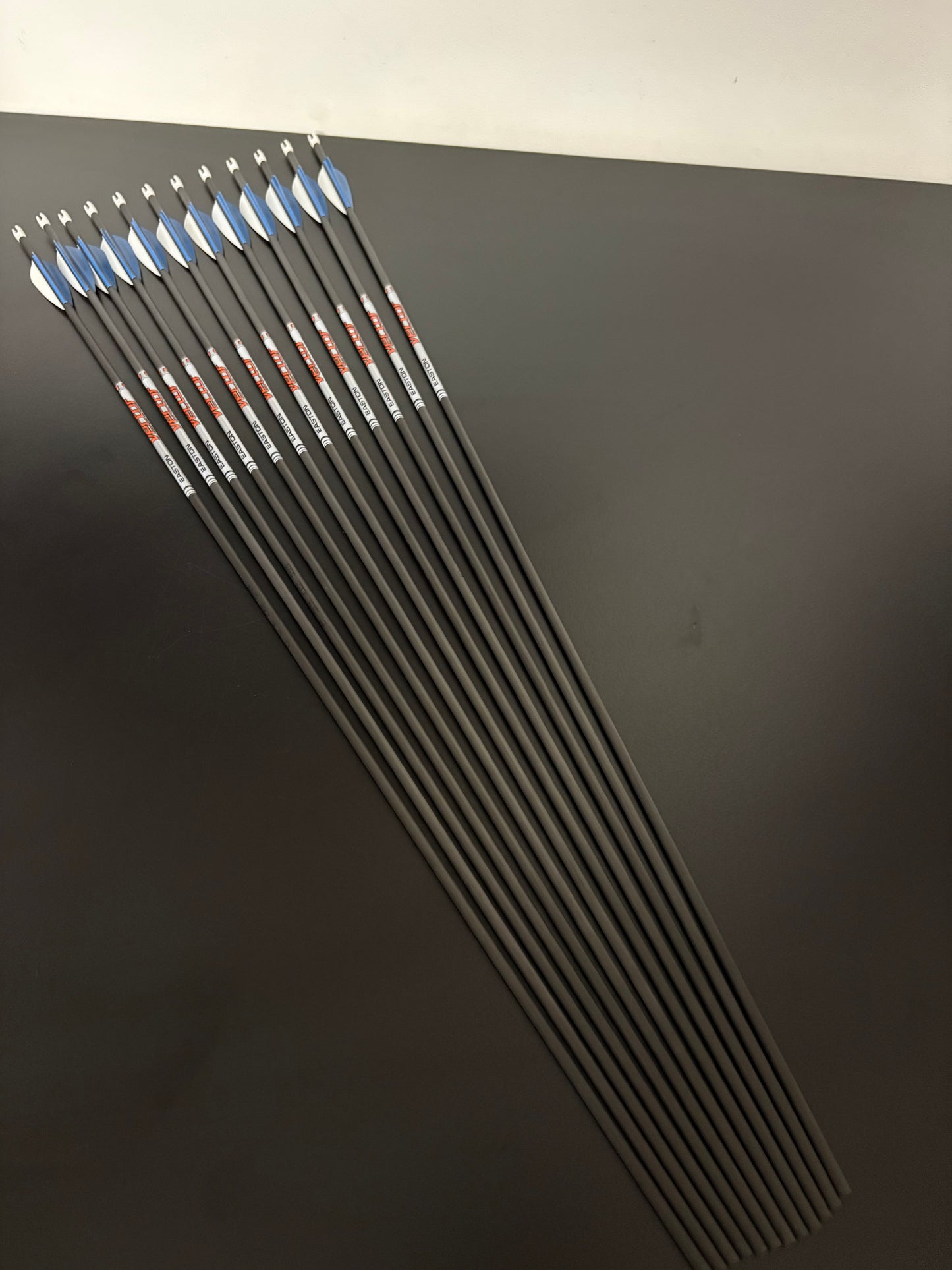 Easton Vector Carbon Arrows 12 pcs / 800 Spine / 29 5/8 inch - NEW