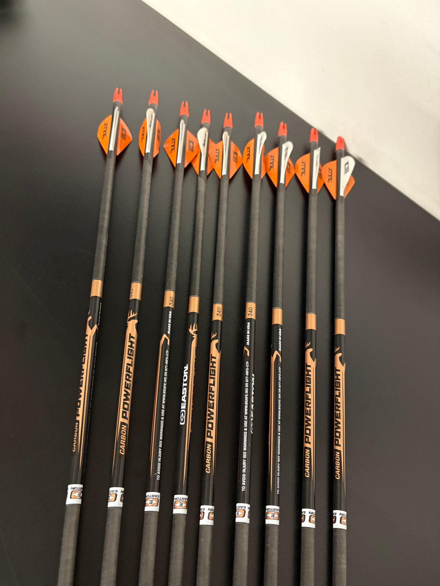 Easton Porwerflight Carbon Arrows 9 pcs / 340 Spine / 31 7/8 inch - Show Model