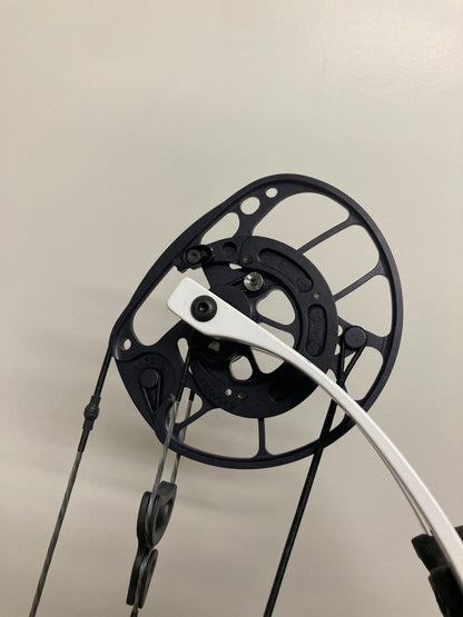 PSE Supra X 40 SE2 Compound Bow RH Navy Blue 50-60 lbs - Show Model