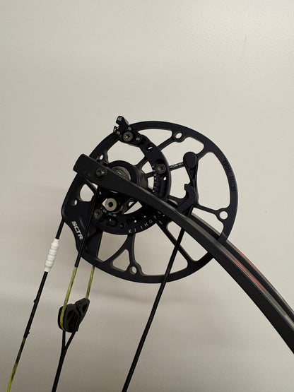 Hoyt Concept X 37 Compound Bow RH Wilderness 50-60 lbs - Used