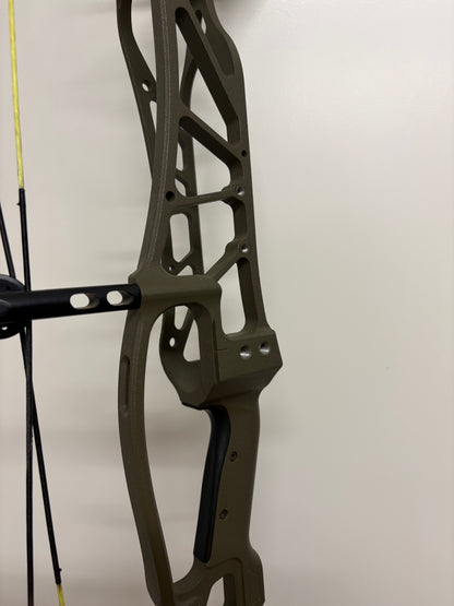 Hoyt Concept X 37 Compound Bow RH Wilderness 50-60 lbs - Used