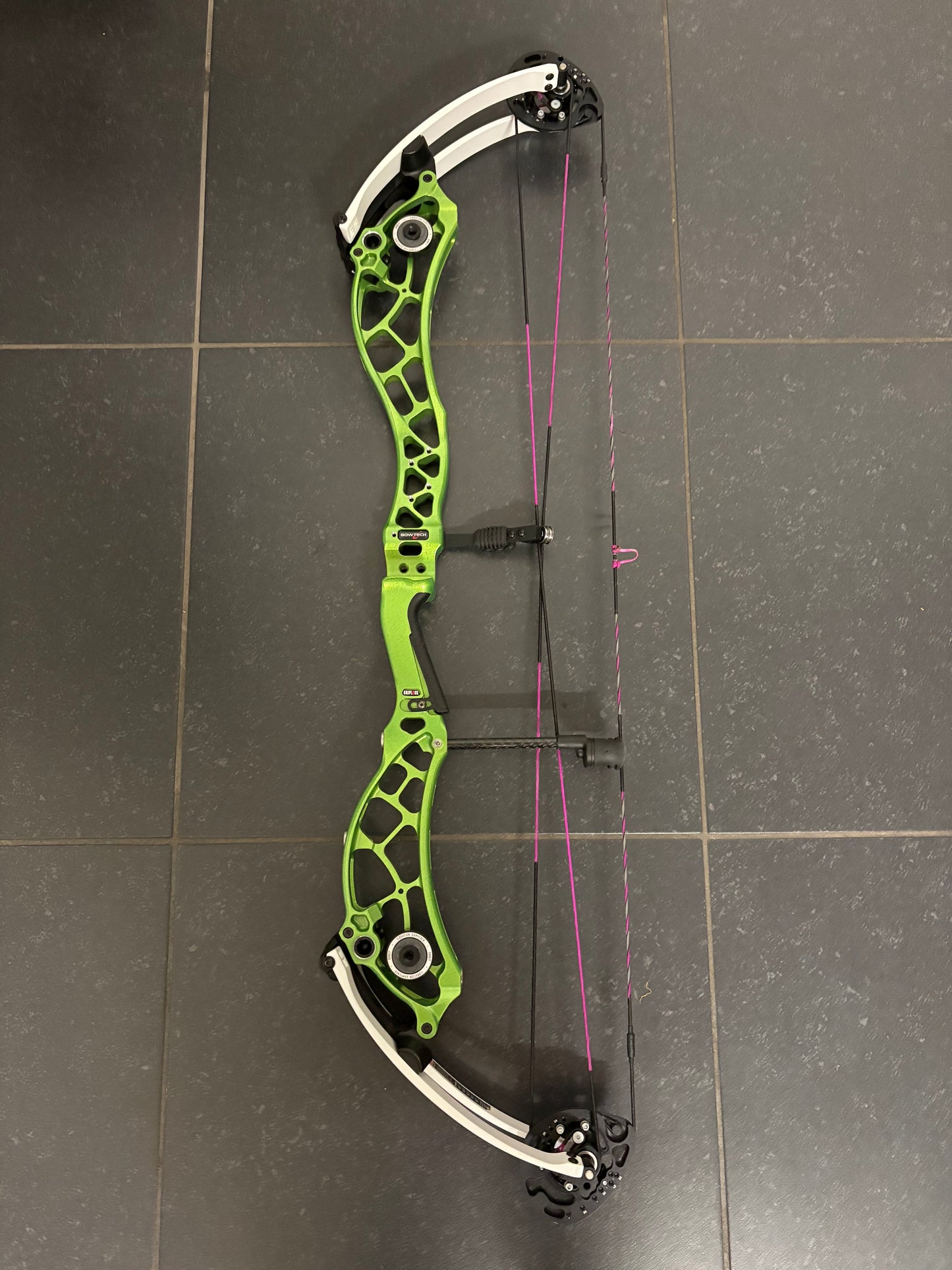 Bowtech Reckoning 36 SD Gen2 Compound Bow RH Illusion Green 50-60 lbs Incl. 40 arrows - Used