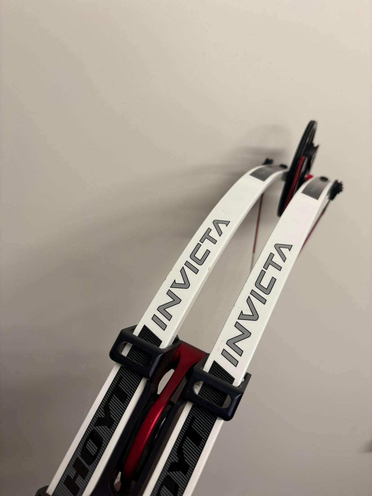 Hoyt Invicta 37 Compound Bow LH Red SVX #2 50-60 lbs - Used (#1.1)