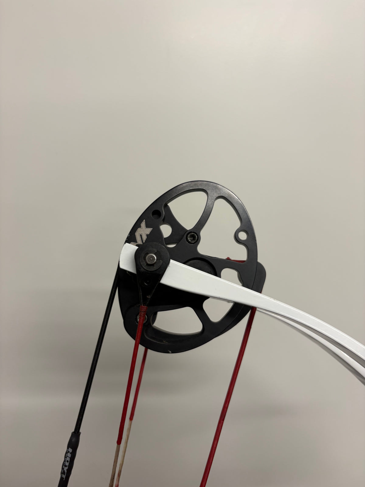 Hoyt Invicta 37 Compound Bow LH Red SVX #2 50-60 lbs - Used (#1.1)