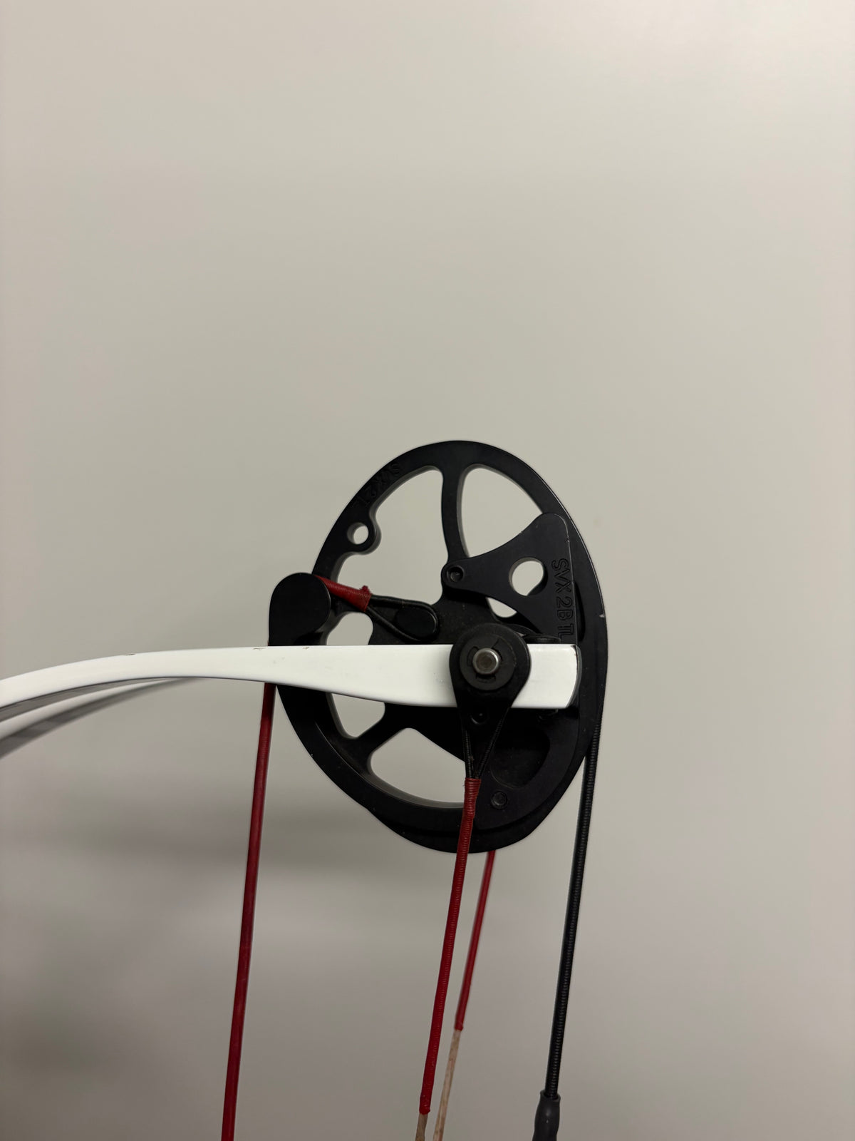 Hoyt Invicta 37 Compound Bow LH Red SVX #2 50-60 lbs - Used (#1.1)