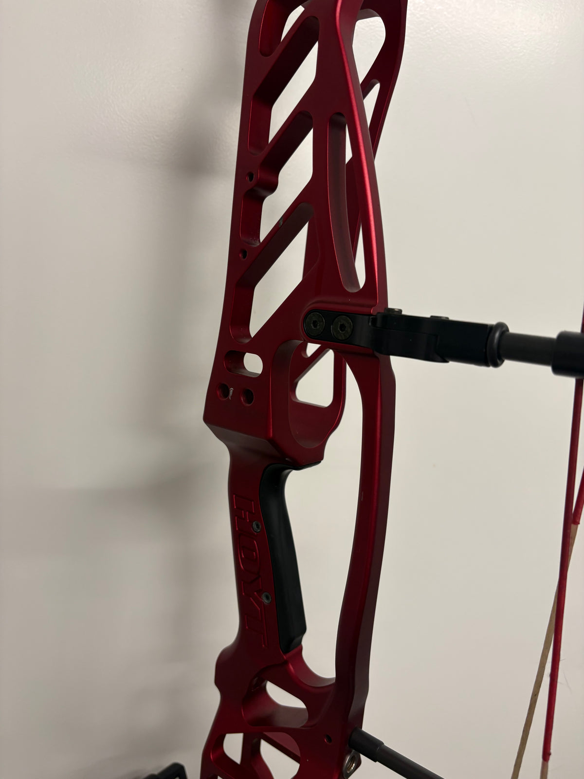 Hoyt Invicta 37 Compound Bow LH Red SVX #2 50-60 lbs - Used (#1.1)