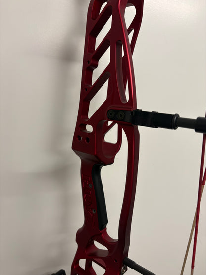 Hoyt Invicta 37 Compound Bow LH Red SVX #2 50-60 lbs - Used (#1.1)