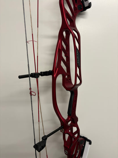 Hoyt Invicta 37 Compound Bow LH Red SVX #2 50-60 lbs - Used (#1.1)
