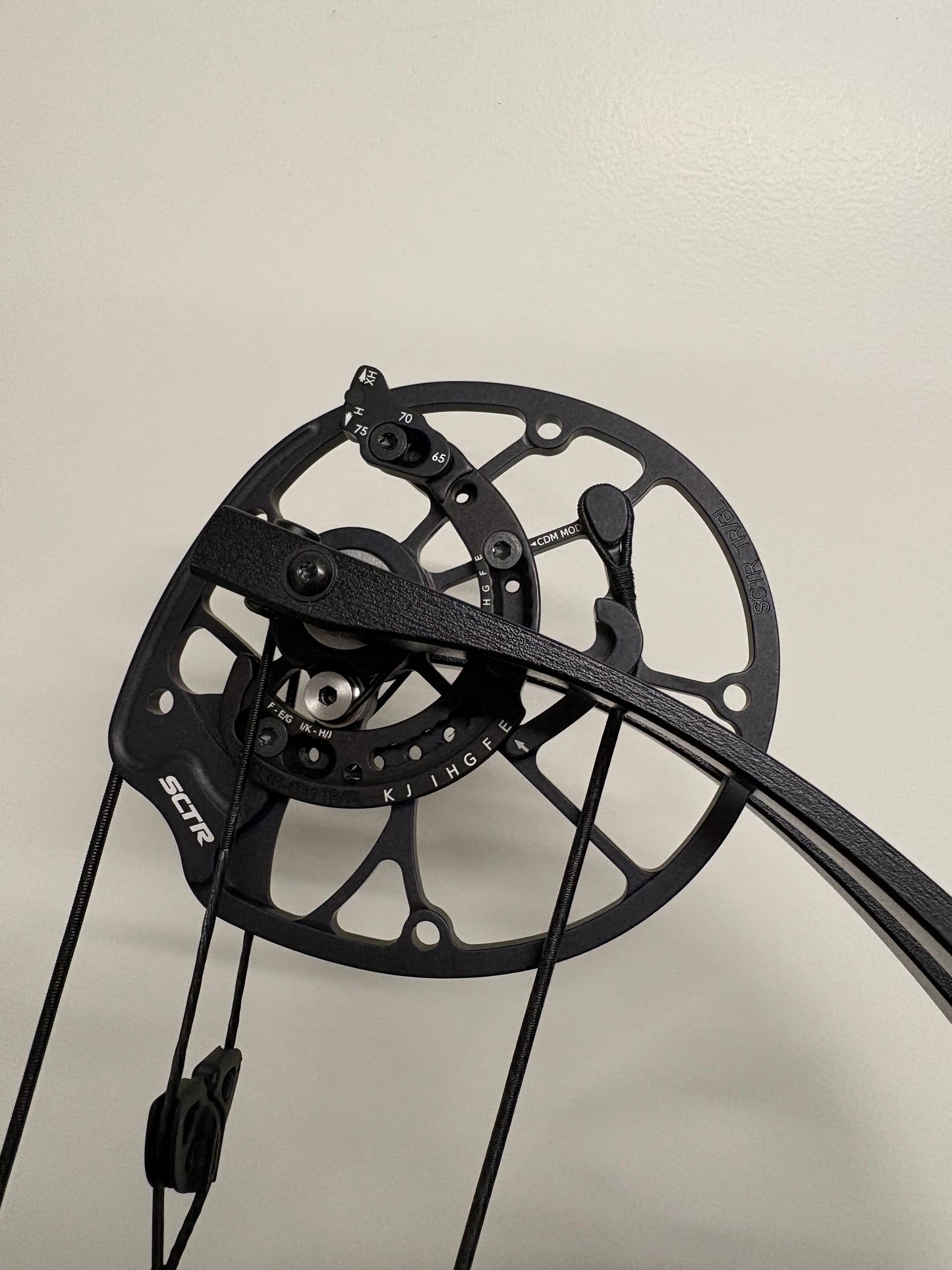 Hoyt Concept X 37 Compound Bow RH Skeeter 40-50 lbs - NEW